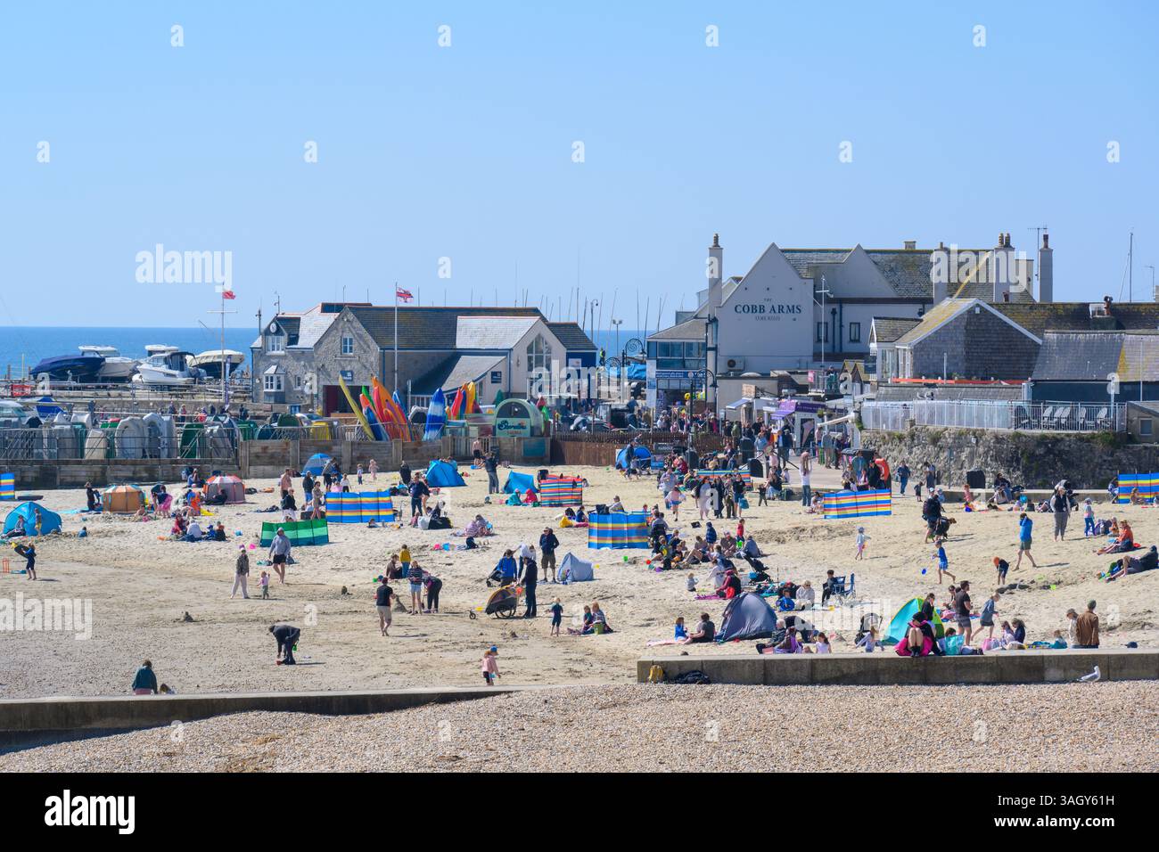 Lyme Regis, Dorset, Großbritannien. April 2025. Wetter in Großbritannien: Besucher und Einheimische genießen warme Sonne im Badeort Lyme Regis, während Großbritannien einen weiteren warmen und sonnigen Tag während der Schulferien genießt. Quelle: Celia McMahon/Alamy Live News Stockfoto