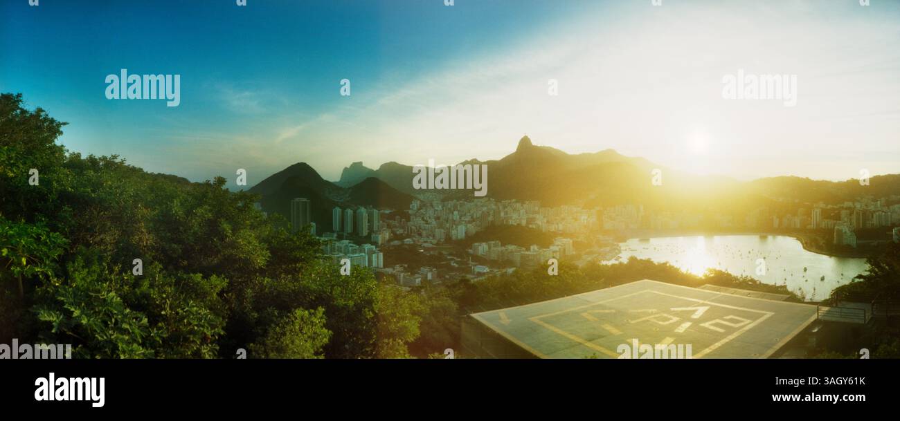 Hubschrauberlandeplatz am Gipfel des Sugarloaf Mountain bei Sonnenuntergang, Rio de Janeiro, Brasilien Stockfoto