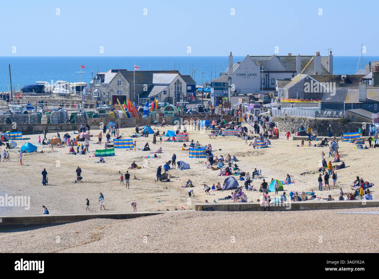 Lyme Regis, Dorset, Großbritannien. April 2025. Wetter in Großbritannien: Besucher und Einheimische genießen warme Sonne im Badeort Lyme Regis, während Großbritannien einen weiteren warmen und sonnigen Tag während der Schulferien genießt. Quelle: Celia McMahon/Alamy Live News Stockfoto