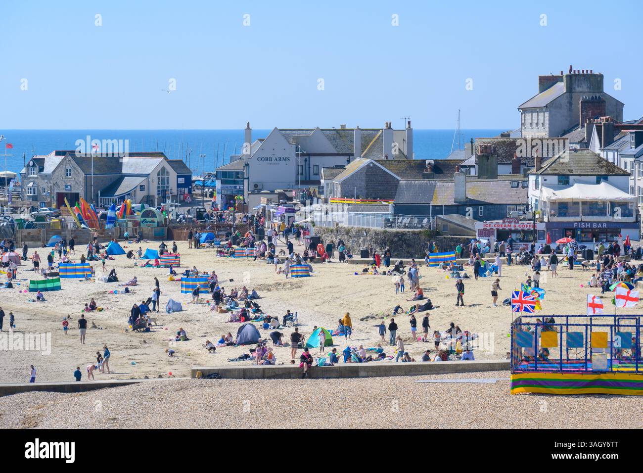 Lyme Regis, Dorset, Großbritannien. April 2025. Wetter in Großbritannien: Besucher und Einheimische genießen warme Sonne im Badeort Lyme Regis, während Großbritannien einen weiteren warmen und sonnigen Tag während der Schulferien genießt. Quelle: Celia McMahon/Alamy Live News Stockfoto
