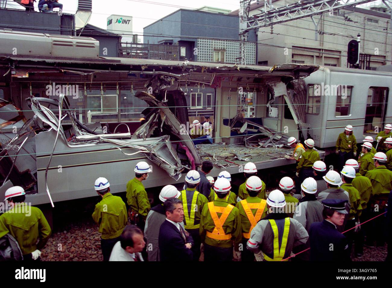 8. März 2000: Meguro-ku, Tokio, Japan – die Entgleisung der Eidan Hibiya-Linie ist der Zugentgleisungsunfall in der Teito Rapid Transit Authority (Eidan) Hibiya-Linie. Fünf Tote und 64 Verletzte. (Bild: © Hitoshi Yamada/ZUMA Press) Stockfoto