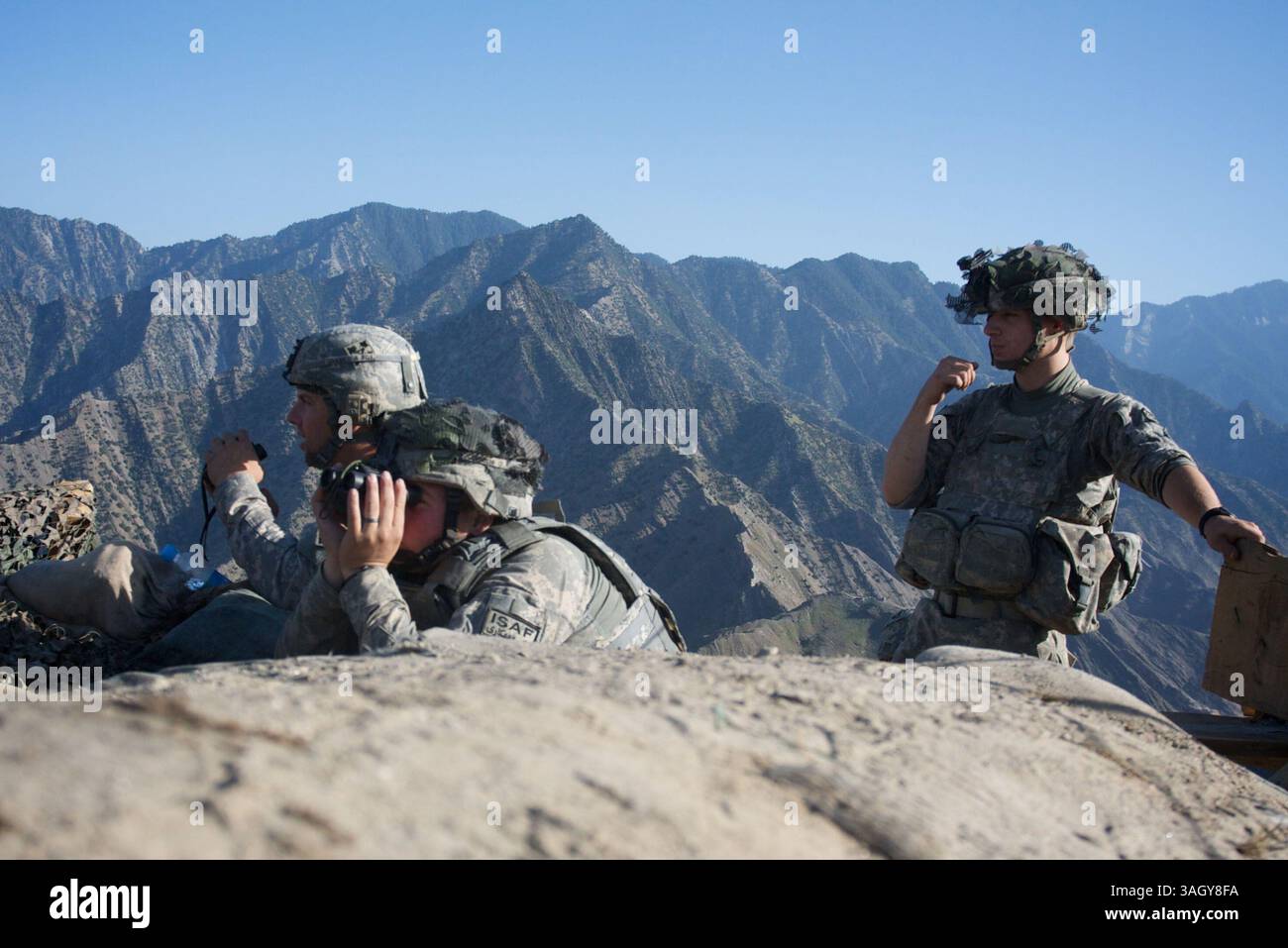 Juli 2009 - Nanghalam, Kunar, Afghanistan - 2. Zug der US-Armee, Alpha-Kompanie, 2. BN, 12. Infanterieregiment, 4. Brigade, 4. Infanterie-Division bei der Avalanche der Beobachtungsposten, suchen Sie nach dem Ursprung des eintreffenden Mörserfeuers. (Kreditbild: © John Goodman/ZUMA Press) Stockfoto