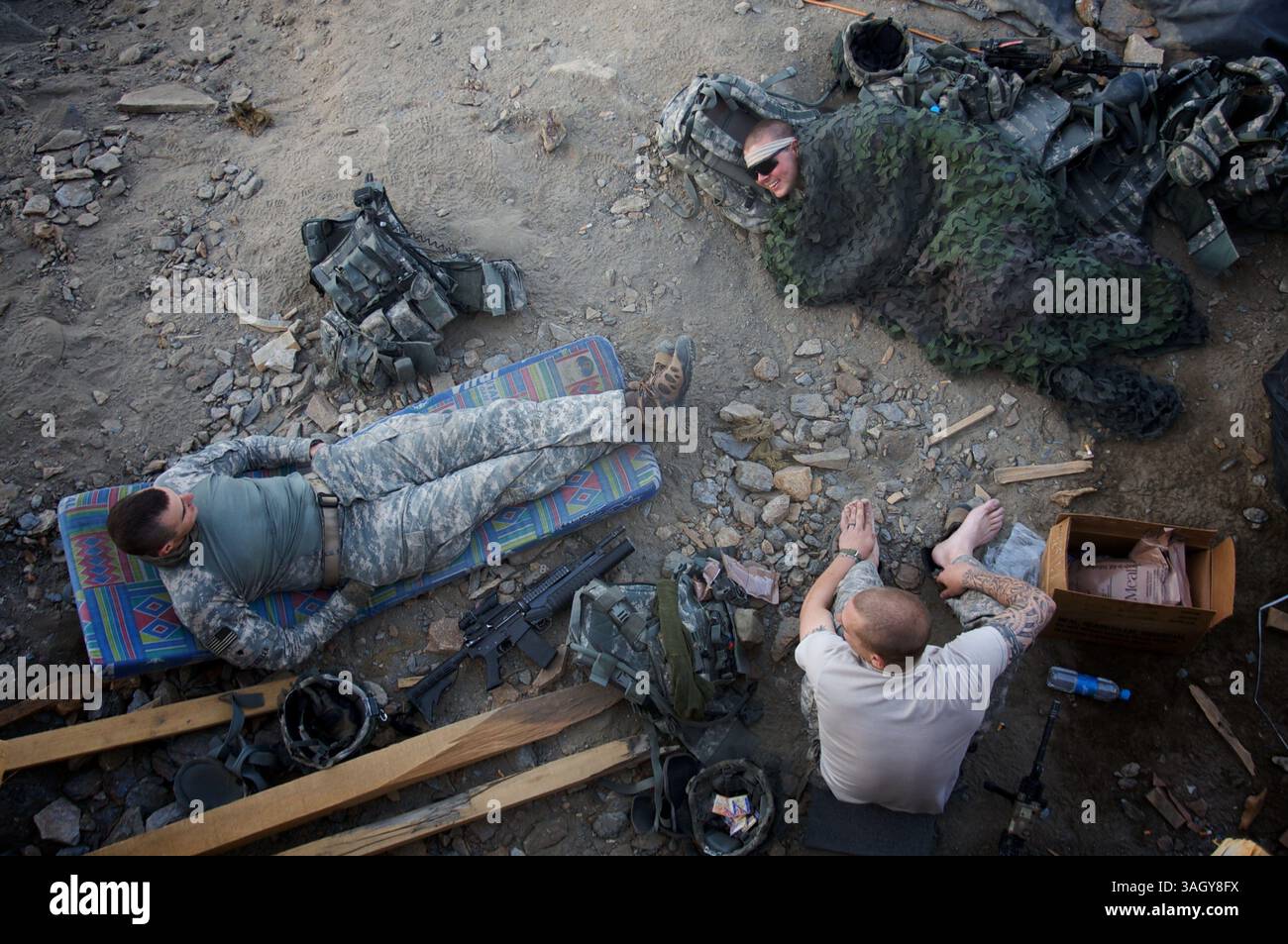 Juli 2009 - Nanghalam, Kunar, Afghanistan - PFC HENSLEE (im Uhrzeigersinn) CLP FRENCH, SPC MAZARELLA der US Army 2nd Platoon, Alpha Company, 2nd BN, 12th Infantry Regiment, 4th Brigade, 4. Infanterie-Division am Observation Post Avalanche Rast, bevor sie in den Bergen oberhalb des Pesh River Valley auf Patrouille geht. (Kreditbild: © John Goodman/ZUMA Press) Stockfoto