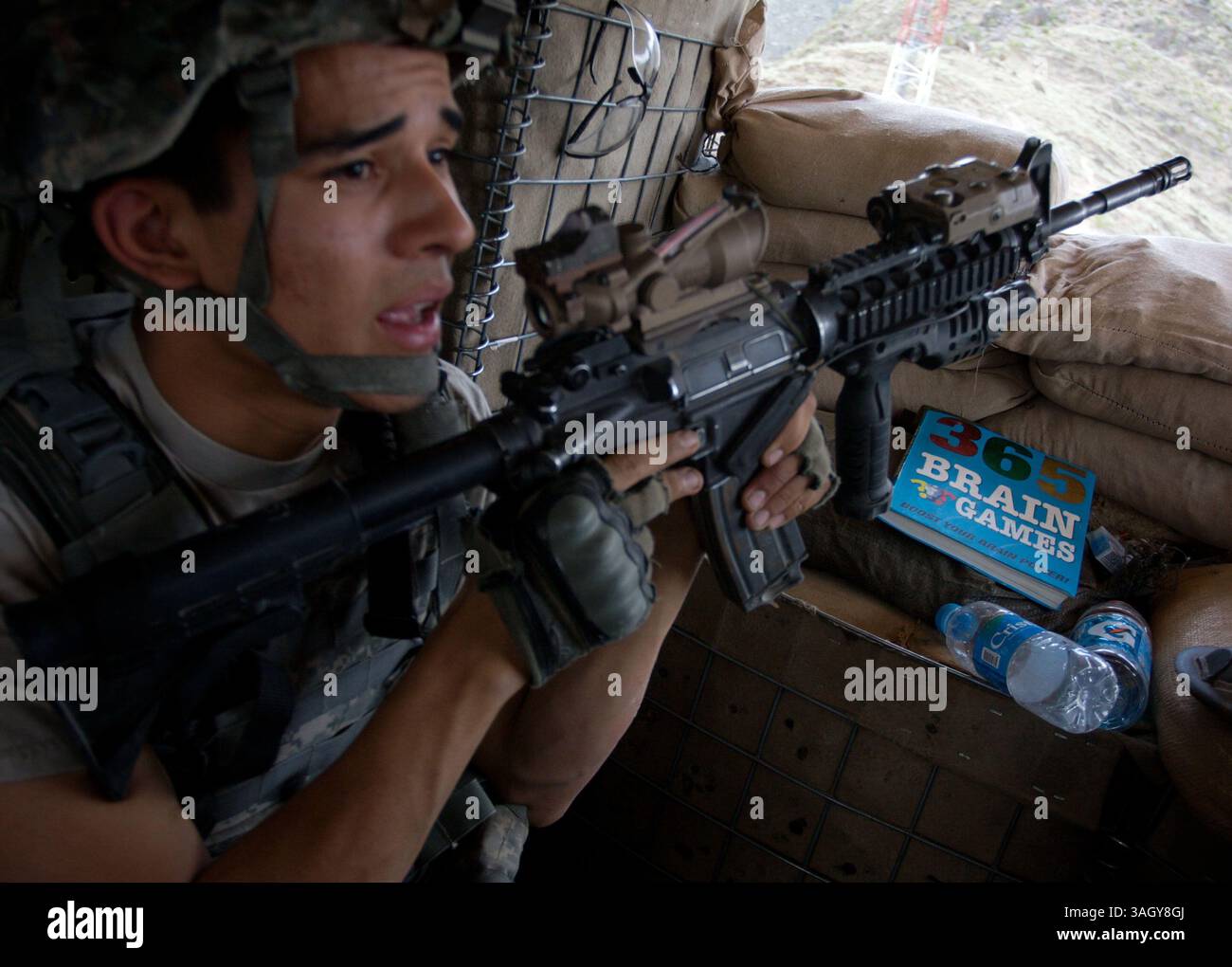 Juli 2009 - Nanghalam, Kunar, Afghanistan - U.S. Army PV2 Ramirez vom 2. Zug, Alpha Kompanie, 2. BN, 12. Infanterieregiment, 4. Brigade, 4. Infanterie-Division bei der Avalanche des Beobachtungspostens ruft, während sie angegriffen wird, um Informationen über die Richtung des eintreffenden Mörserfeuers zu erhalten. (Kreditbild: © John Goodman/ZUMA Press) Stockfoto