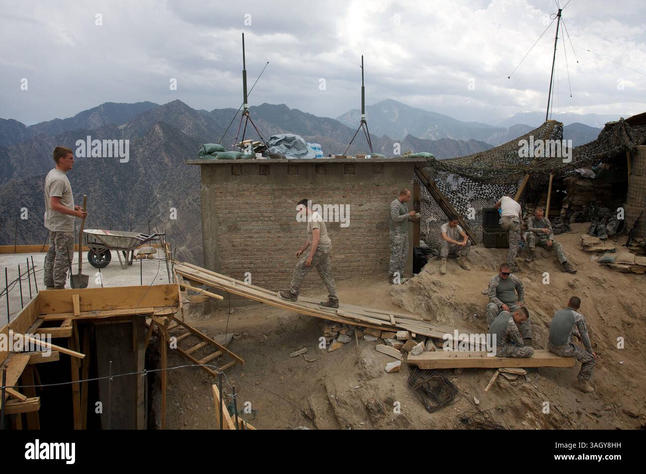 Juli 2009 - Nanghalam, Kunar, Afghanistan - 2. Zug der US-Armee, Alpha-Kompanie, 2. BN, 12. Infanterieregiment, 4. Brigade, 4. Infanterie-Division am Observation Post Avalanche ruhen Sie sich aus, bevor Sie in den Bergen oberhalb des Pesh-Flusses Patrouille gehen, um Taliban-Truppen zu finden, die Mörser auf nahe gelegene US-Streitkräfte abfeuern. (Kreditbild: © John Goodman/ZUMA Press) Stockfoto