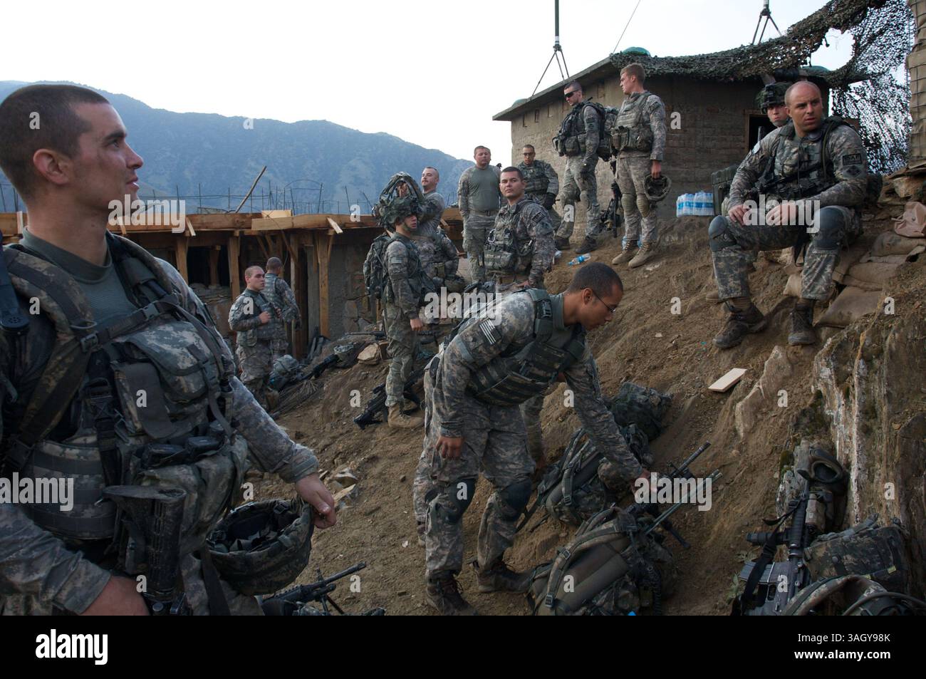 Juli 2009 - Nanghalam, Kunar, Afghanistan - 2. Zug der US-Armee, Alpha-Kompanie, 2. BN, 12. Infanterieregiment, 4. Brigade, 4. Infanterie-Division kehrt nach einer Patrouille über dem Pesh River Valley zur Observation Post Avalanche zurück. (Kreditbild: © John Goodman/ZUMA Press) Stockfoto
