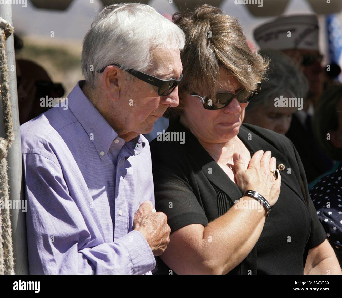 Felix Adamo/Der Kalifornier. Candy und Hugh Mason, die Mutter und Stiefvater von Major Jason George, kämpfen bei den Gottesdiensten auf dem Bakersfield National Cemetery, Tränen zurück, während Zapfhähne gespielt werden (Bild: © The Bakersfield Californian/ZUMA Press) Stockfoto