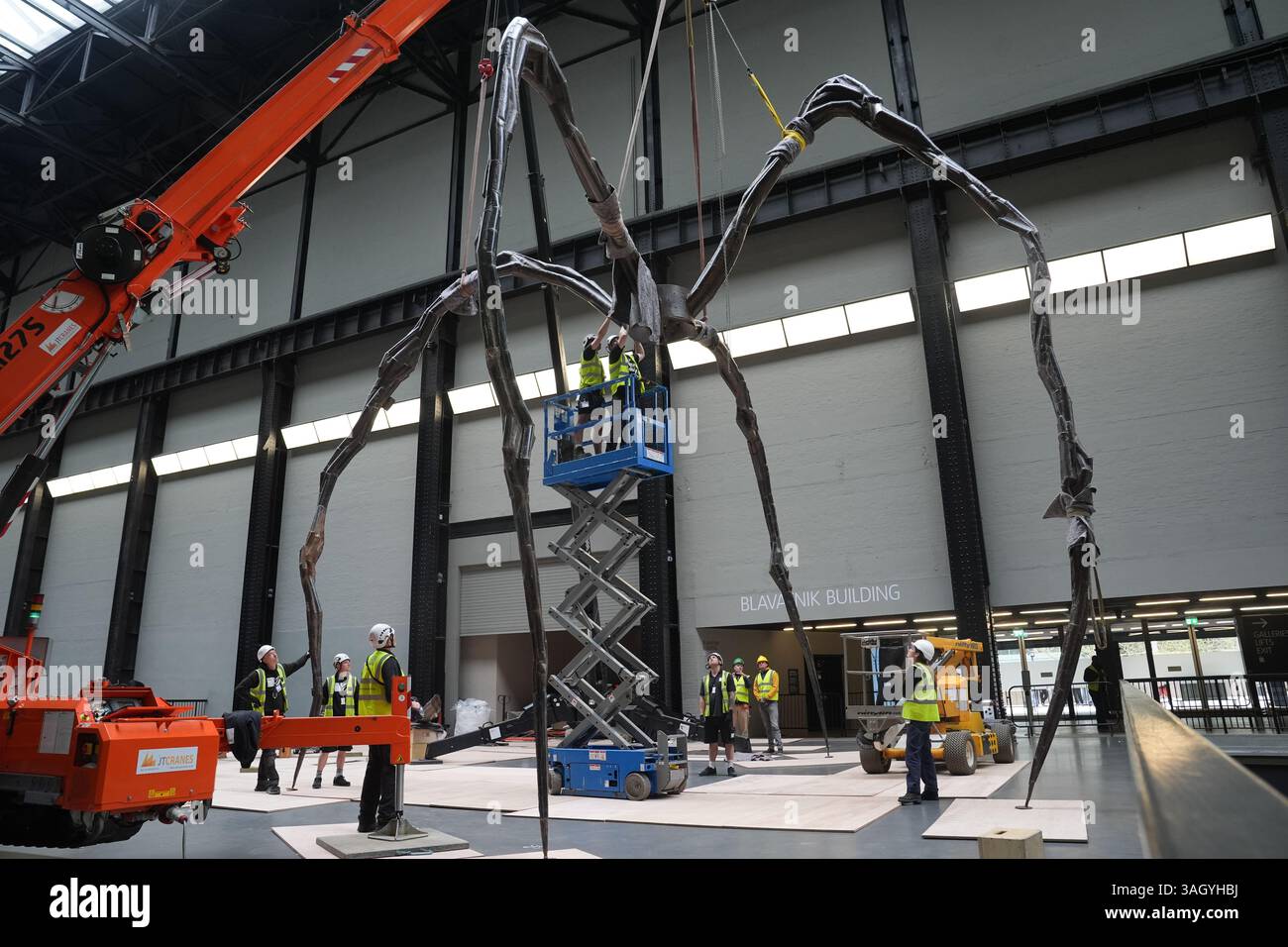 Louise Bourgeois' riesige Spinnenskulptur „Maman“ ist in der Turbine Hall der Tate Modern in London installiert. Die Skulptur wurde zuletzt 2000 in der Galerie ausgestellt und kehrt zum 25. Jahrestag zurück. Bilddatum: Mittwoch, 9. April 2025. Stockfoto