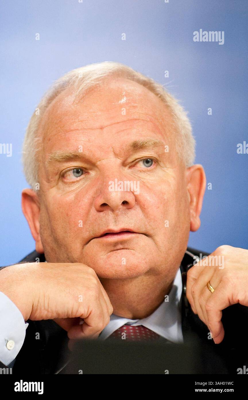 Der Vorsitzende der Christlich-Demokratischen Fraktion der EVP-ED des Europäischen Parlaments, der Franzose Joseph Daul, hält in den nächsten Wochen im Europäischen parlament in Brüssel, Belgien, eine Pressekonferenz zu den wichtigsten Themen der Fraktion. Am 24. Juni 2009 wird die Wiederwahl des Präsidenten der Europäischen kommission, Barroso aso, der wichtigste Punkt sein. Die Christlich-Demokratische Fraktion der EVP-ED ist die wichtigste Fraktion im Europäischen parlament. â von Wiktor Dabkowski (Foto: © Wiktor Dabkowski/ZUMA Press) Stockfoto