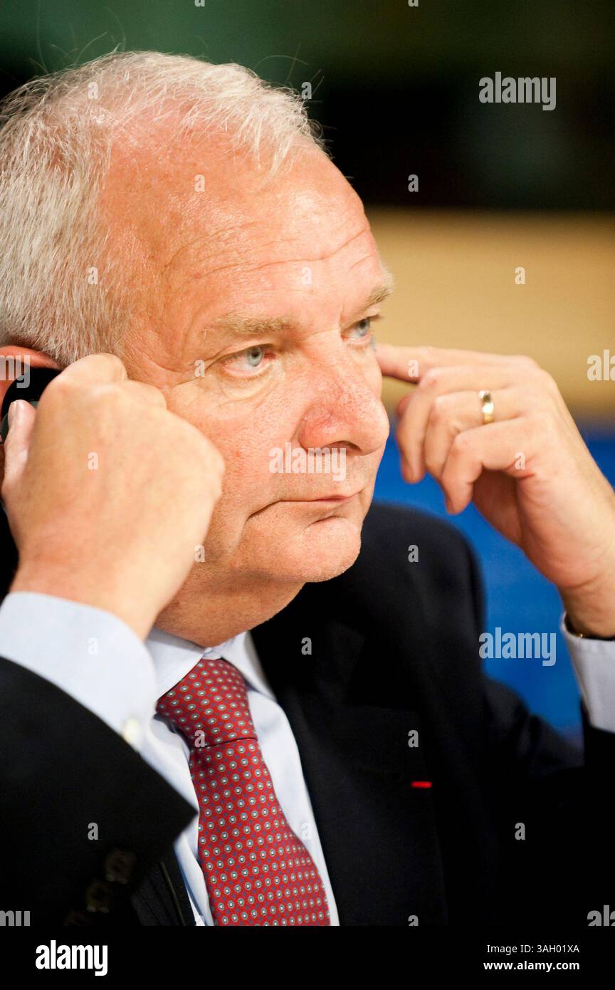 Der Vorsitzende der Christlich-Demokratischen Fraktion der EVP-ED des Europäischen Parlaments, der Franzose Joseph Daul, hält in den nächsten Wochen im Europäischen parlament in Brüssel, Belgien, eine Pressekonferenz zu den wichtigsten Themen der Fraktion. Am 24. Juni 2009 wird die Wiederwahl des Präsidenten der Europäischen kommission, Barroso aso, der wichtigste Punkt sein. Die Christlich-Demokratische Fraktion der EVP-ED ist die wichtigste Fraktion im Europäischen parlament. â von Wiktor Dabkowski (Foto: © Wiktor Dabkowski/ZUMA Press) Stockfoto