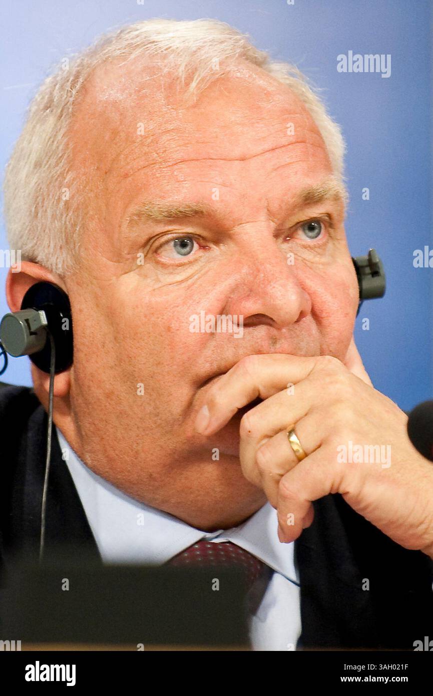 Der Vorsitzende der Christlich-Demokratischen Fraktion der EVP-ED des Europäischen Parlaments, der Franzose Joseph Daul, hält in den nächsten Wochen im Europäischen parlament in Brüssel, Belgien, eine Pressekonferenz zu den wichtigsten Themen der Fraktion. Am 24. Juni 2009 wird die Wiederwahl des Präsidenten der Europäischen kommission, Barroso aso, der wichtigste Punkt sein. Die Christlich-Demokratische Fraktion der EVP-ED ist die wichtigste Fraktion im Europäischen parlament. â von Wiktor Dabkowski (Foto: © Wiktor Dabkowski/ZUMA Press) Stockfoto