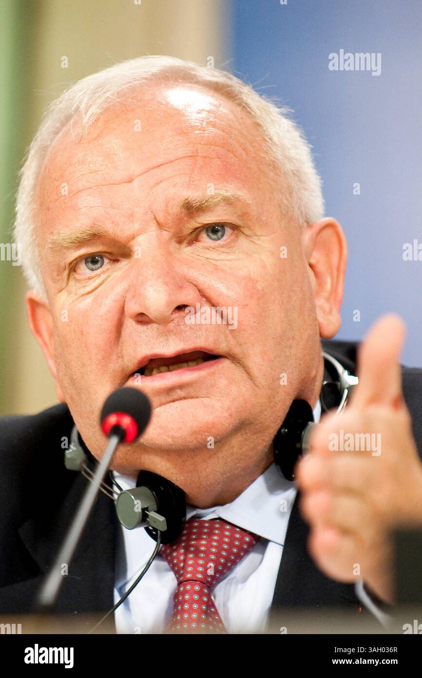 Der Vorsitzende der Christlich-Demokratischen Fraktion der EVP-ED des Europäischen Parlaments, der Franzose Joseph Daul, hält in den nächsten Wochen im Europäischen parlament in Brüssel, Belgien, eine Pressekonferenz zu den wichtigsten Themen der Fraktion. Am 24. Juni 2009 wird die Wiederwahl des Präsidenten der Europäischen kommission, Barroso aso, der wichtigste Punkt sein. Die Christlich-Demokratische Fraktion der EVP-ED ist die wichtigste Fraktion im Europäischen parlament. â von Wiktor Dabkowski (Foto: © Wiktor Dabkowski/ZUMA Press) Stockfoto