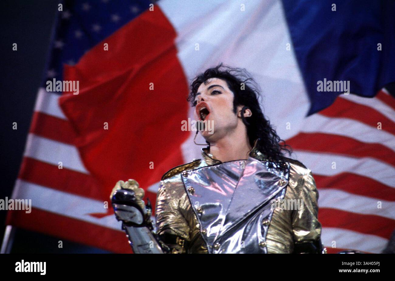 Michael Joseph Jackson (* 29. August 1958 - 25. Juni 2009) 50, US-amerikanischer Künstler, Superstar, Entertainer und Geschäftsmann – The King of Pop. Debütierte mit 11 Jahren in der professionellen Musikszene als Mitglied der Jackson 5. Solo 1971 – mit fünf Alben die weltweit meistverkauften Schallplatten. Jackos MTV-Videos waren legendär. ABBILDUNG: 29. Juni 1997. Sänger MICHAEL JACKSON im Parc des Princes. Stockfoto