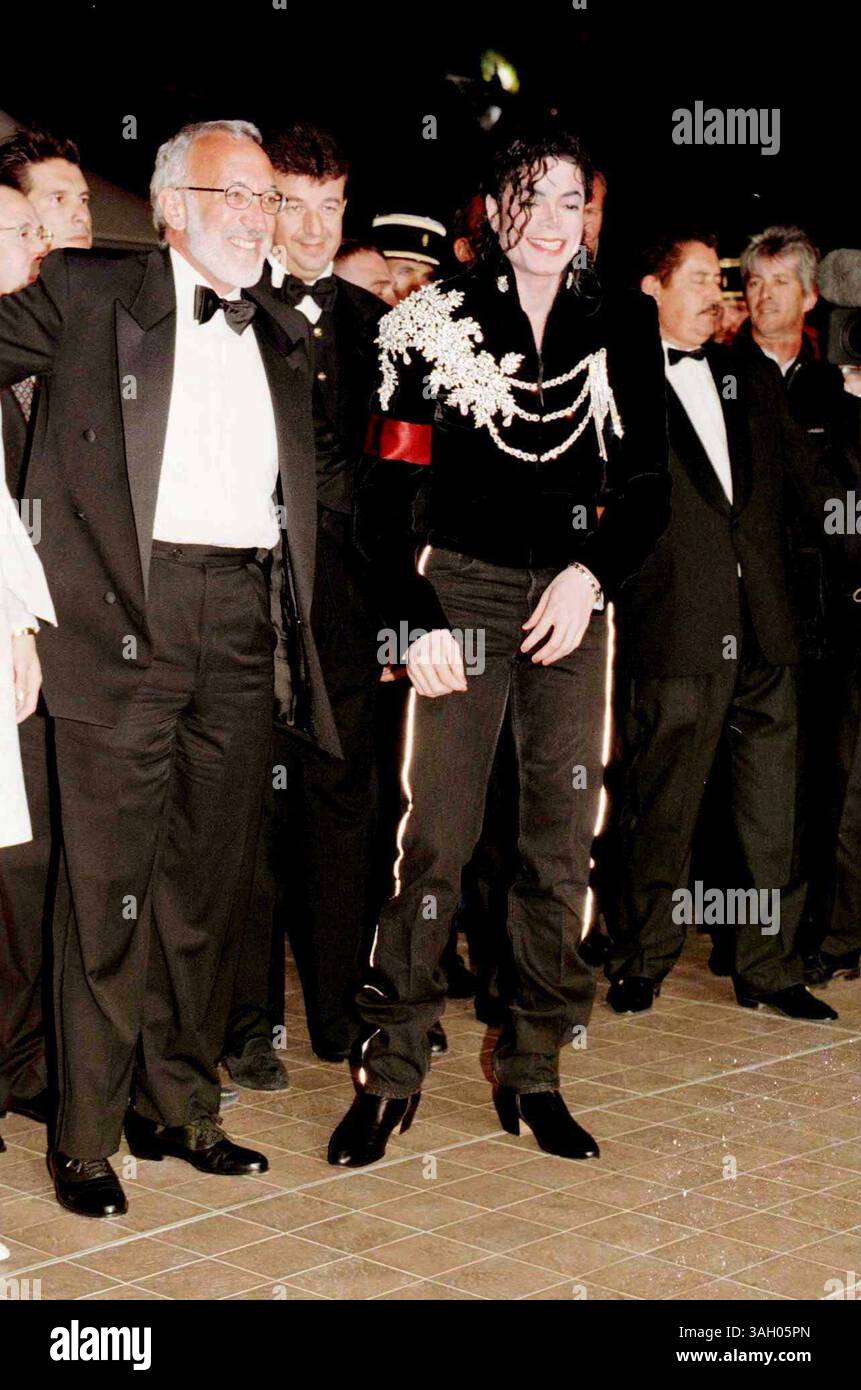 Michael Joseph Jackson (* 29. August 1958 - 25. Juni 2009) 50, US-amerikanischer Künstler, Superstar, Entertainer und Geschäftsmann – The King of Pop. Debütierte mit 11 Jahren in der professionellen Musikszene als Mitglied der Jackson 5. Solo 1971 – mit fünf Alben die weltweit meistverkauften Schallplatten. Jackos MTV-Videos waren legendär. IM BILD: MICHAEL JACKSON „GEISTERPREMIERE“.-CANNES 97 (Bild: © Globe Photos/ZUMAPRESS.com) Stockfoto