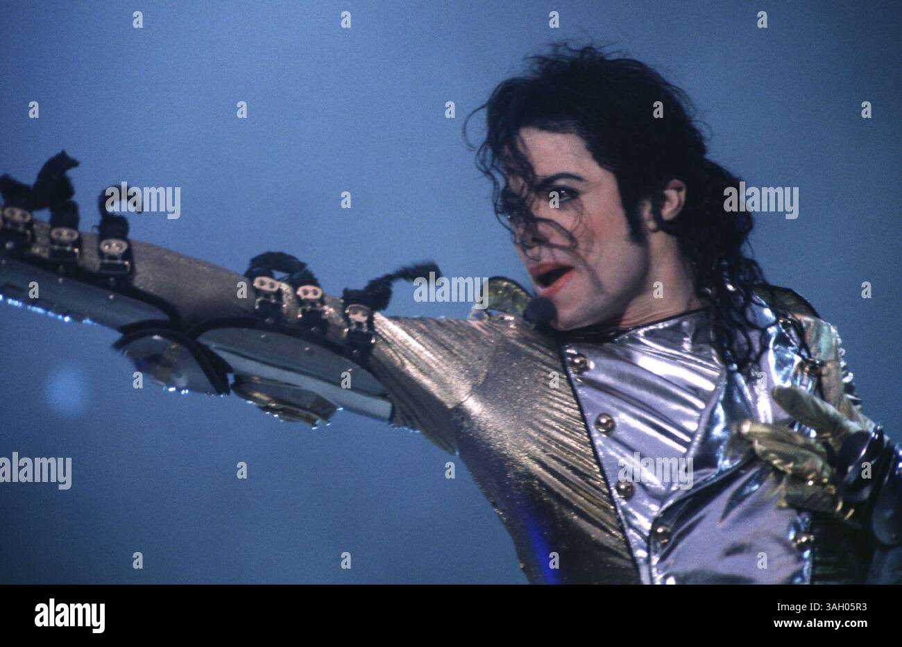 Michael Joseph Jackson (* 29. August 1958 - 25. Juni 2009) 50, US-amerikanischer Künstler, Superstar, Entertainer und Geschäftsmann – The King of Pop. Debütierte mit 11 Jahren in der professionellen Musikszene als Mitglied der Jackson 5. Solo 1971 – mit fünf Alben die weltweit meistverkauften Schallplatten. Jackos MTV-Videos waren legendär. ABBILDUNG: 29. Juni 1997. Sänger MICHAEL JACKSON im Parc des Princes. Stockfoto