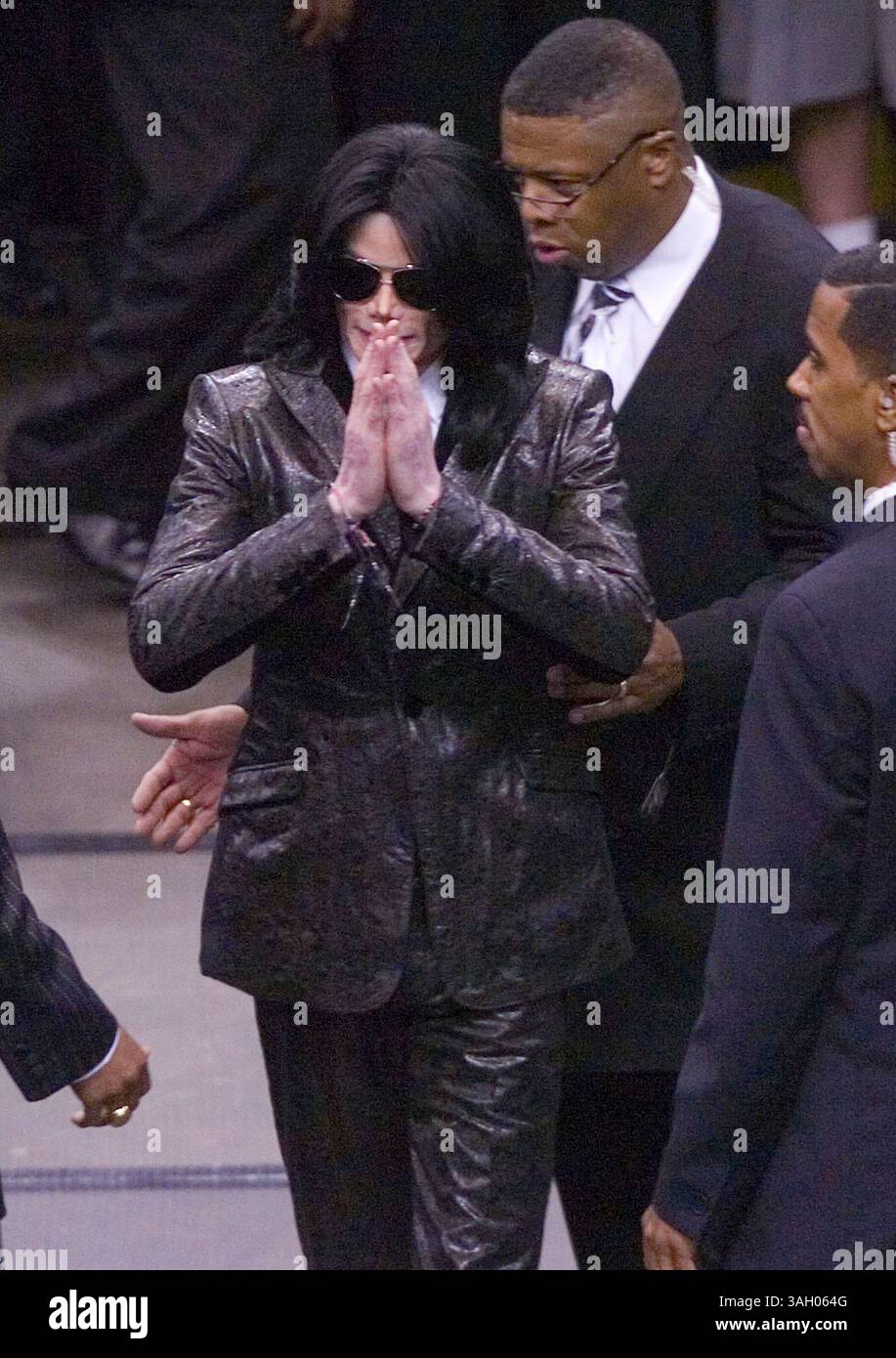 25. Juni 2009 - Hollywood, Kalifornien, USA - Michael Joseph Jackson (29. August 1958 - 25. Juni 2009) US-amerikanischer Künstler, Superstar, Entertainer und Geschäftsmann - The King of Pop. Mit 11 Jahren debütierte die Musikszene als Mitglied der Jackson 5. Solo 1971 – mit fünf Alben die weltweit meistverkauften Schallplatten. Jackos MTV-Videos waren legendär. 13 Grammy Awards und Nummer 1 Singles - mehr als jeder andere männliche Künstler und 750 Millionen verkaufte Alben. BILD: 30. Dezember 2006: Augusta, Georgia, USA: Sänger MICHAEL JACKSON gibt bei seiner Ankunft zur öffentlichen Beerdigung von Sänger James Bro Gesten an die Menge Stockfoto