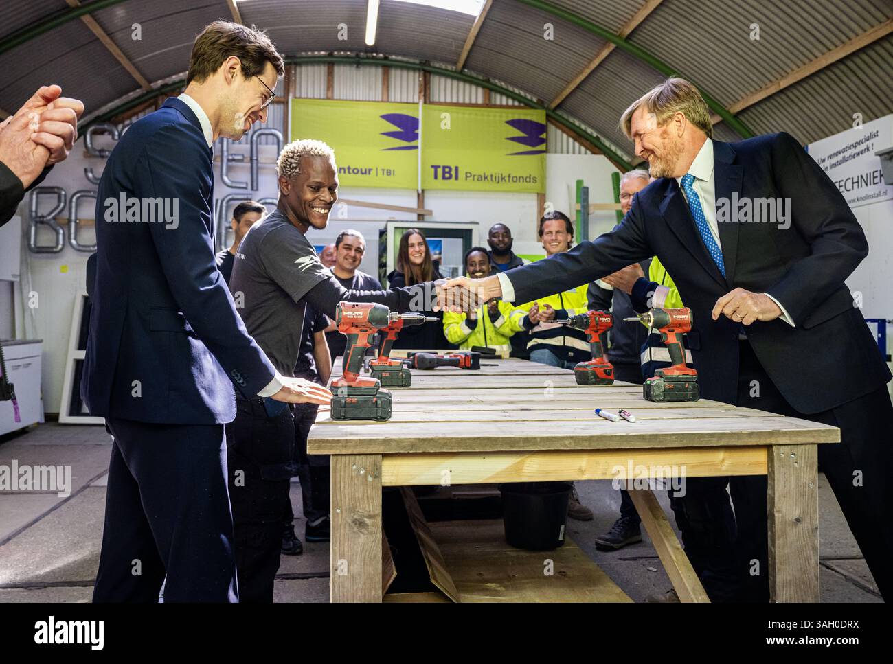 BARENDRECHT - König Willem-Alexander und Staatssekretär Jurgen Nobel (Participation and Integration) kommen zu einem Arbeitsbesuch im de Bouwpraktijk-Projekt. Statusinhaber und Menschen, die schon lange in der Sozialhilfe sind, werden hier für einen Job im Baugewerbe ausgebildet. ANP FRANK DE ROO niederlande aus - belgien aus Stockfoto