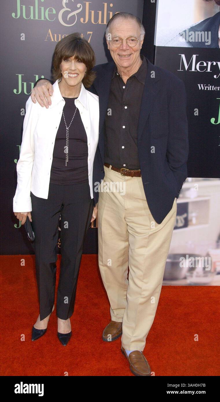 27. Juli 2009: Los Angeles, Kalifornien, USA: Regisseurin NORA EPHRON und Ehemann bei der Special Screening of Julie & Julia im Mann Village Theater. (Foto: © Paul Fenton/ZUMA Press) Stockfoto