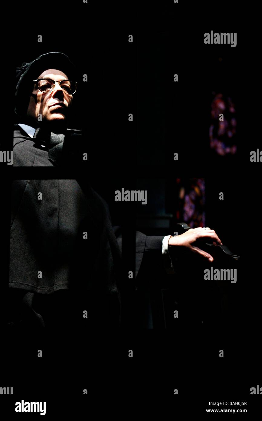 SP 308600 LYTT WK ZWEIFACHE 2 VON 2 (07/17/2009 ST. PETERSBURG) in der amerikanischen Bühnenversion von „Zweifel“ spielt Christine Decker eine ältere Nonne, die überzeugt ist, dass ein junger Priester eine unangemessene Beziehung zu einem Schüler hat. Das Stück wurde am Freitag, dem 24. Juli, eröffnet. (Bild: © St. Petersburg Times/ZUMA Press) Stockfoto