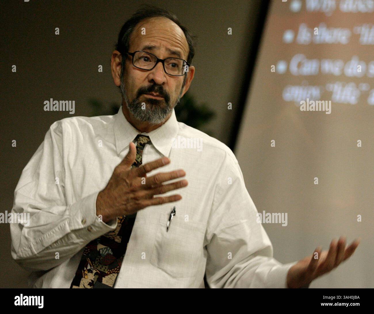 Felix Adamo / Der Kalifornier.Dr. Jess Nieto hielt einen Vortrag über die Geschichte von Dia de Los Muertos im Bakersfield Museum of Art, Altares de Familia de Bakersfield Museum of Art Zusätzlich zu Nietos Präsentation wurden die Anwohner eingeladen, im Garten des Museums Veränderungen zu machen, um Verwandte und Freunde zu ehren, die verstorben sind. (Bild: © The Bakersfield Californian/ZUMA Press) Stockfoto