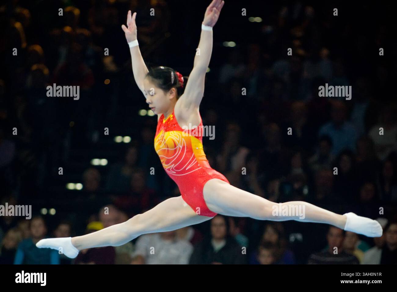 1. November 2009 - He Ning von China parkt auf dem Boden während der Swiss Cup Gymnastik im Hallenstadion in Zürich. (Bild: © John Middlebrook/Cal Sport Media/ZUMA Press) Stockfoto