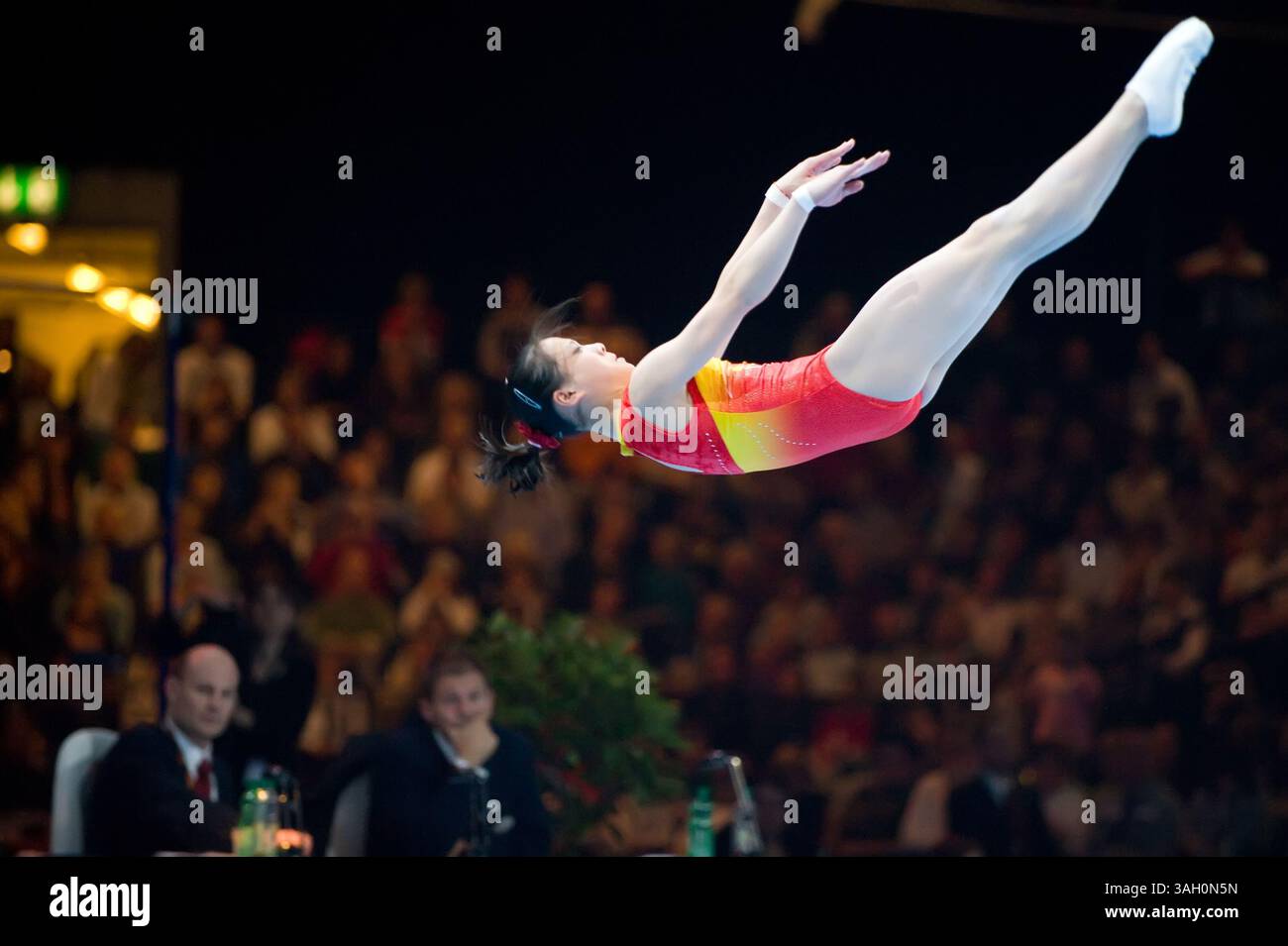 1. November 2009 - He Ning von China parkt auf dem Boden während der Swiss Cup Gymnastik im Hallenstadion in Zürich. (Bild: © John Middlebrook/Cal Sport Media/ZUMA Press) Stockfoto
