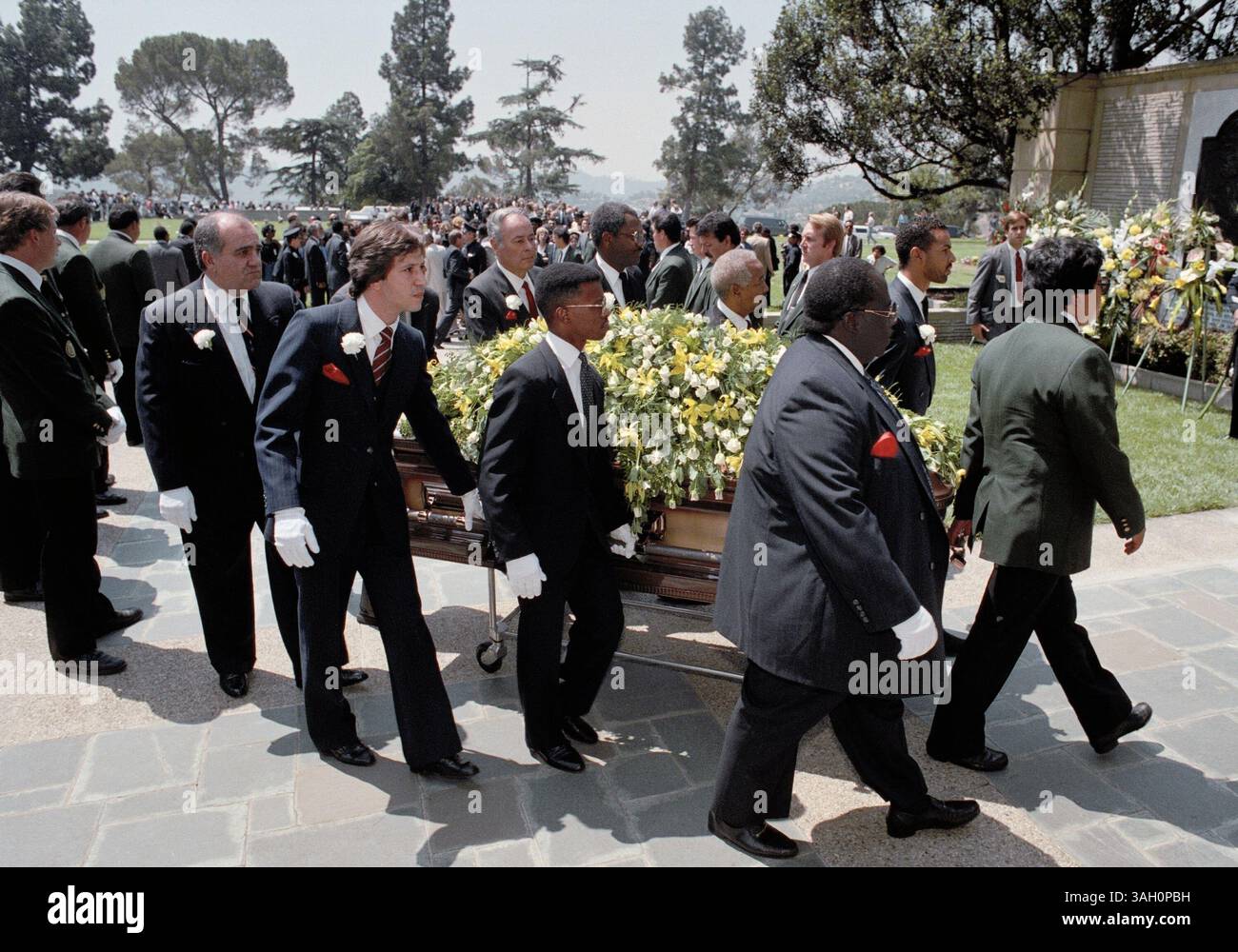 19. Mai 1990: Glendale, Kalifornien, Vereinigte Staaten: Im Mai 1999 tragen Sargträger den Sarg des Entertainers Sammy Davis Jr. in Glendale, Kalifornien. (Bild: © Alan Greth/ZUMA Press) Stockfoto