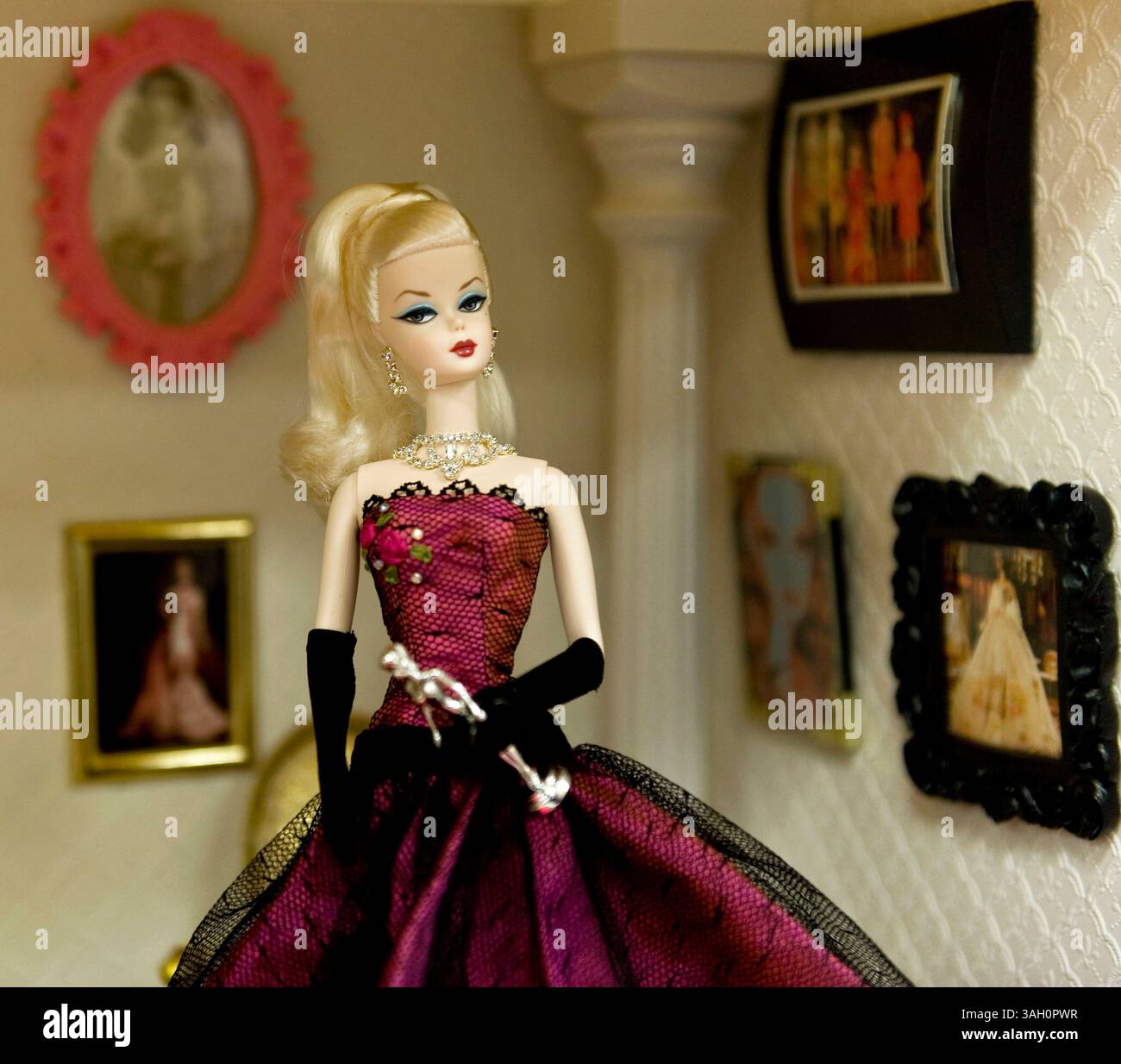 09. Juli 2009: Washington, District of Columbia, USA: Ein Diorama mit Barbie im Wettbewerb bei der National Barbie Doll Collectors Convention. Etwa 1.200 Barbie-Fans aus aller Welt trafen sich in der US-Hauptstadt, um das 50. Jubiläum der berühmtesten Puppe der Welt zu feiern und sich an vier Tagen von Barbie inspirierten Veranstaltungen zu erfreuen. Es wird geschätzt, dass in den letzten 50 Jahren mehr als eine Milliarde Barbies verkauft wurden und dass 90 % der amerikanischen Mädchen mindestens eine Barbie-Puppe haben. (Kreditbild: © Brian Cahn/ZUMA Press) Stockfoto