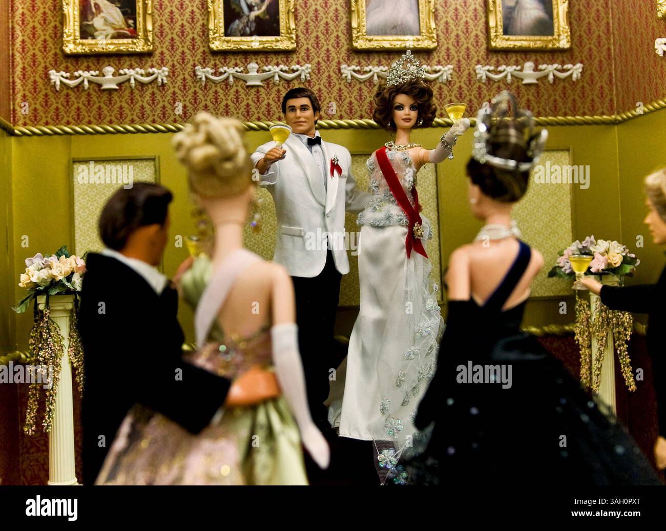 09. Juli 2009: Washington, District of Columbia, USA: Ein Diorama mit Barbie und Ken im Wettbewerb bei der National Barbie Doll Collectors Convention. Etwa 1.200 Barbie-Fans aus aller Welt trafen sich in der US-Hauptstadt, um das 50. Jubiläum der berühmtesten Puppe der Welt zu feiern und sich an vier Tagen von Barbie inspirierten Veranstaltungen zu erfreuen. Es wird geschätzt, dass in den letzten 50 Jahren mehr als eine Milliarde Barbies verkauft wurden und dass 90 % der amerikanischen Mädchen mindestens eine Barbie-Puppe haben. (Kreditbild: © Brian Cahn/ZUMA Press) Stockfoto