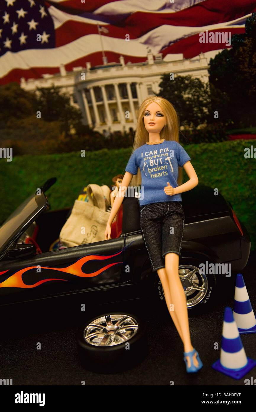 09. Juli 2009: Washington, District of Columbia, USA: Ein Diorama mit Barbie im Wettbewerb bei der National Barbie Doll Collectors Convention. Etwa 1.200 Barbie-Fans aus aller Welt trafen sich in der US-Hauptstadt, um das 50. Jubiläum der berühmtesten Puppe der Welt zu feiern und sich an vier Tagen von Barbie inspirierten Veranstaltungen zu erfreuen. Es wird geschätzt, dass in den letzten 50 Jahren mehr als eine Milliarde Barbies verkauft wurden und dass 90 % der amerikanischen Mädchen mindestens eine Barbie-Puppe haben. (Kreditbild: © Brian Cahn/ZUMA Press) Stockfoto