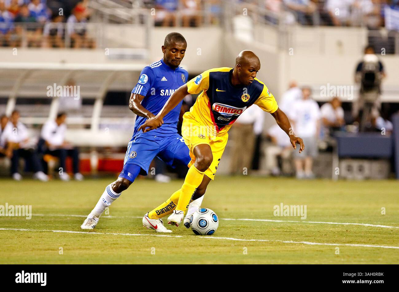 Juli 2009 Cowboy Stadium, Arlington, Texas. Salomon Kalou und Aquivaldo Mosquera kämpfen während des letzten Spiels der World Football Challenge zwischen Chelsea FC und Club America..Andrew Dieb/CSM (Bild: © Andrew Dieb/Cal Sport Media/ZUMA Press) Stockfoto