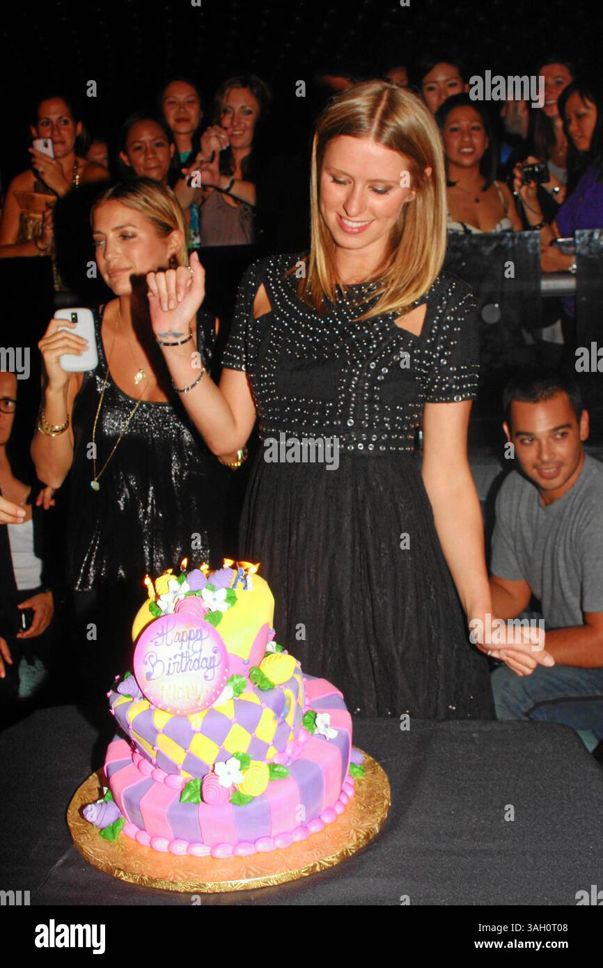 NICKY HILTON bläst die Kerzen auf ihrem 26. Geburtstagstorte im DÄMMERUNGSCLUB im Ceasar's Casino in Atlantic City, N.EW Jersey 09-26-2009. 2009.I14639BT (Foto: © Barry Talesnick/Globe Photos/ZUMAPRESS.com) Stockfoto