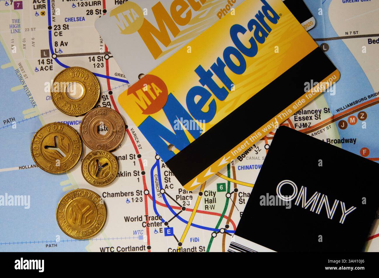 Die MTA hat im Laufe der Jahre 2025 in New York City, USA, Marken und Karten für den öffentlichen Nahverkehr ausgegeben Stockfoto