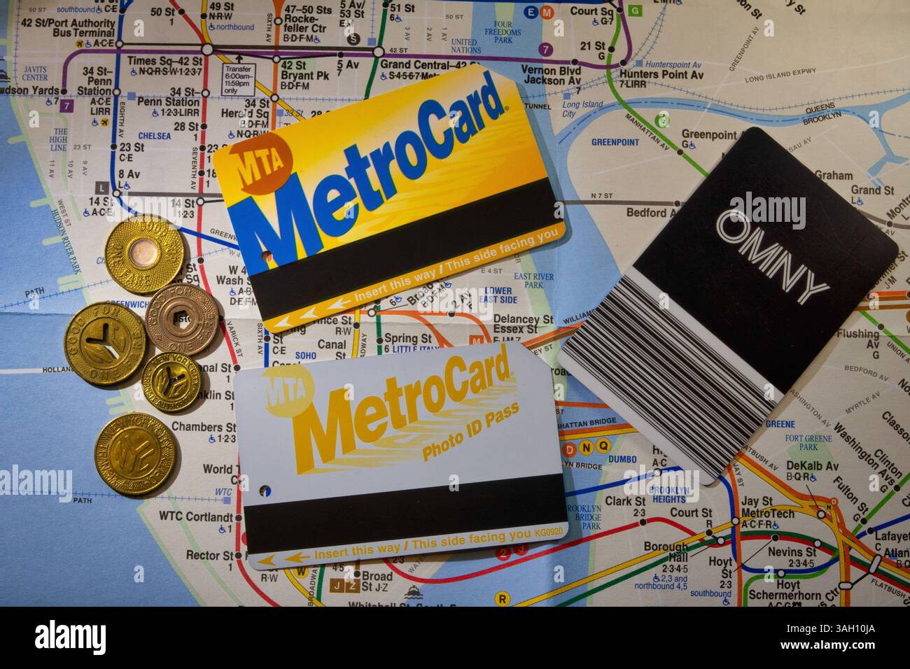 Die MTA hat im Laufe der Jahre 2025 in New York City, USA, Marken und Karten für den öffentlichen Nahverkehr ausgegeben Stockfoto