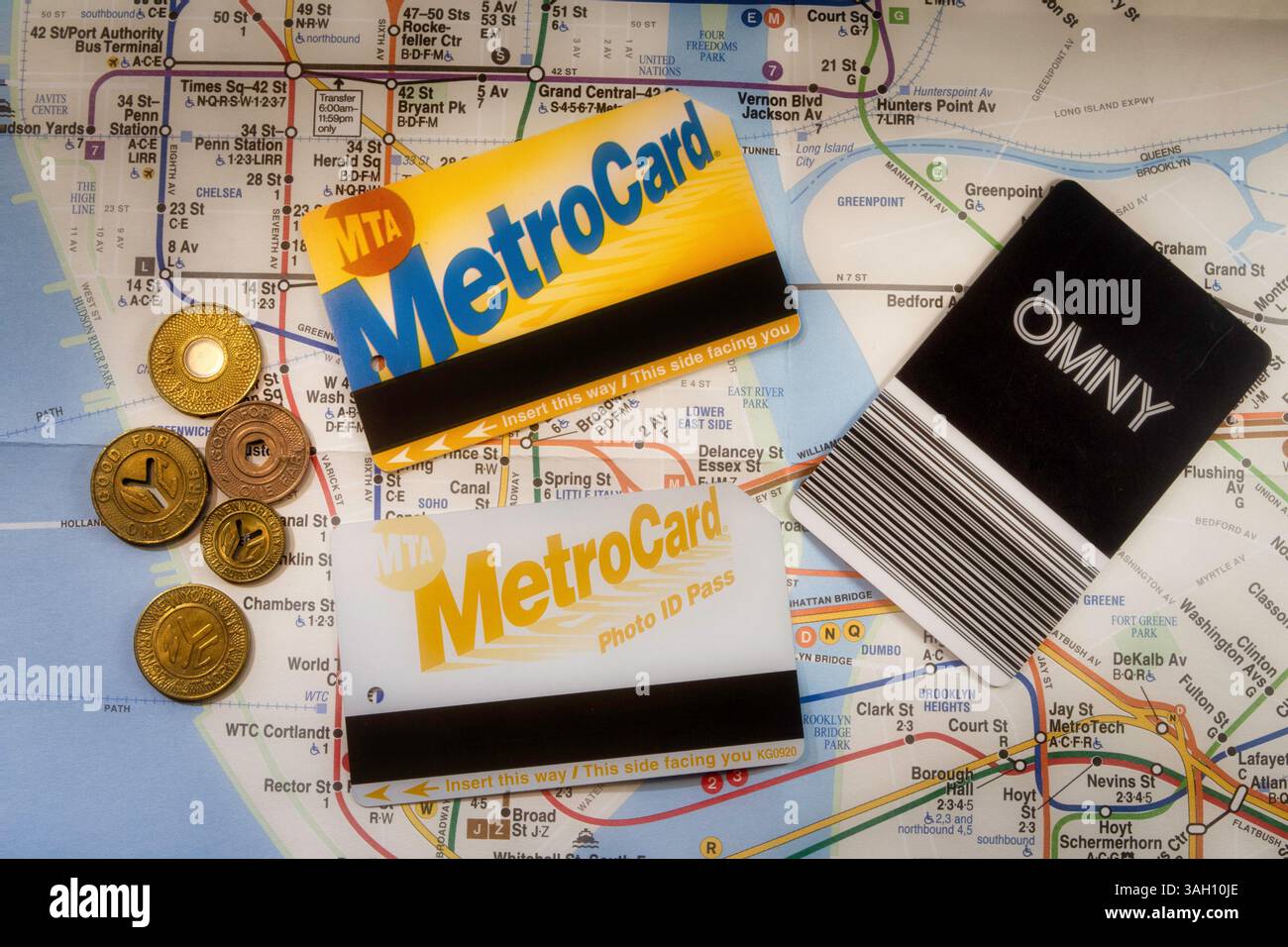 Die MTA hat im Laufe der Jahre 2025 in New York City, USA, Marken und Karten für den öffentlichen Nahverkehr ausgegeben Stockfoto