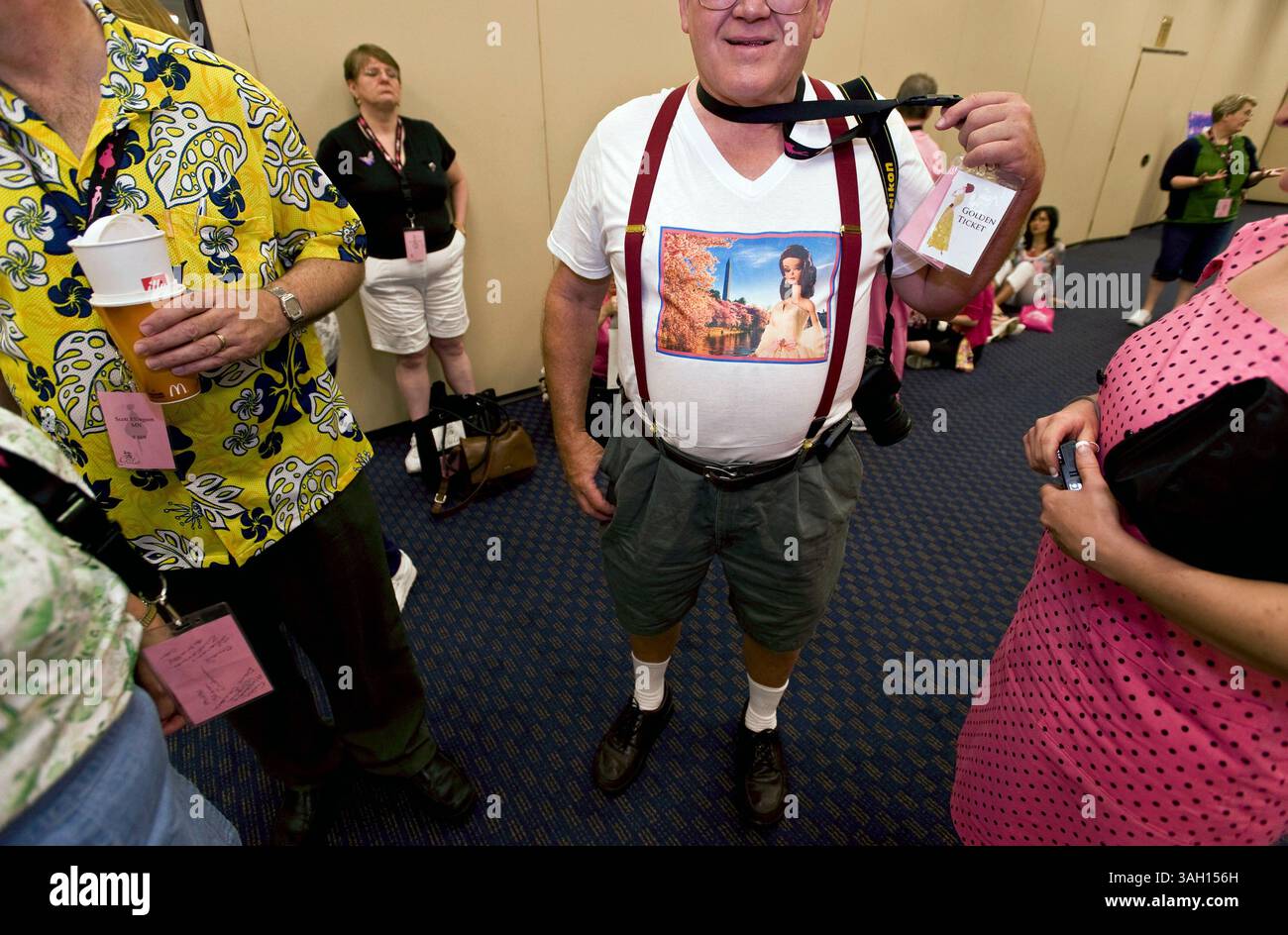 09. Juli 2009 – Washington, District of Columbia, USA – Ein Kongressabgeordneter präsentiert sein Barbie T-Shirt auf der National Barbie Doll Collectors Convention. Etwa 1.200 Barbie-Fans aus aller Welt trafen sich in der US-Hauptstadt, um das 50. Jubiläum der berühmtesten Puppe der Welt zu feiern und sich an vier Tagen von Barbie inspirierten Veranstaltungen zu erfreuen. Es wird geschätzt, dass in den letzten 50 Jahren mehr als eine Milliarde Barbies verkauft wurden und dass 90 % der amerikanischen Mädchen mindestens eine Barbie-Puppe haben. (Kreditbild: © Brian Cahn/ZUMA Press) Stockfoto