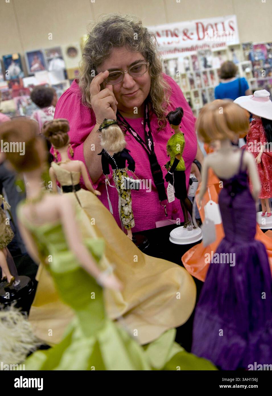 09. Juli 2009 – Washington, District of Columbia, USA – FRANCESCA D'AMICO sieht eine Sammlung einzigartiger Barbies, die auf der National Barbie Doll Collectors Convention ausgestellt sind. Etwa 1.200 Barbie-Fans aus aller Welt trafen sich in der US-Hauptstadt, um das 50. Jubiläum der berühmtesten Puppe der Welt zu feiern und sich an vier Tagen von Barbie inspirierten Veranstaltungen zu erfreuen. Es wird geschätzt, dass in den letzten 50 Jahren mehr als eine Milliarde Barbies verkauft wurden und dass 90 % der amerikanischen Mädchen mindestens eine Barbie-Puppe haben. (Kreditbild: © Brian Cahn/ZUMA Press) Stockfoto
