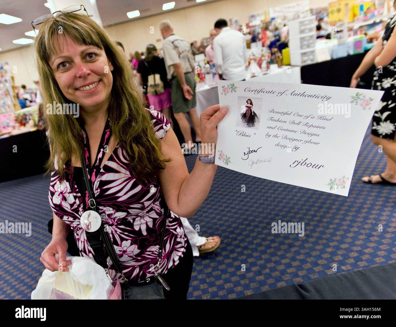09. Juli 2009 – Washington, District of Columbia, USA – KATHY NELLIGAN zeigt ein Echtheitszertifikat für „Blair“, die einzigartige Silkstone Barbie-Puppe, die sie gerade auf der National Barbie Doll Collectors Convention gekauft hat. Etwa 1.200 Barbie-Fans aus aller Welt trafen sich in der US-Hauptstadt, um das 50. Jubiläum der berühmtesten Puppe der Welt zu feiern und sich an vier Tagen von Barbie inspirierten Veranstaltungen zu erfreuen. Es wird geschätzt, dass in den letzten 50 Jahren mehr als eine Milliarde Barbies verkauft wurden und dass 90 % der amerikanischen Mädchen mindestens eine Barbie-Puppe haben. (Gutschrift I Stockfoto