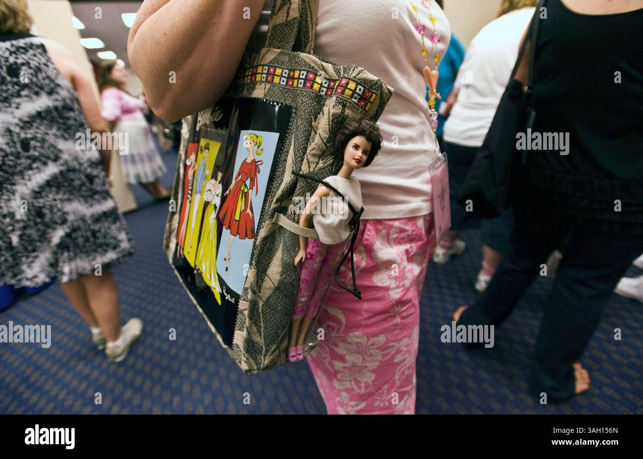 09. Juli 2009 – Washington, District of Columbia, USA – BARBARA KISS trägt ihre „Reise Barbie“ durch den Verkaufsraum der National Barbie Doll Collectors Convention. Etwa 1.200 Barbie-Fans aus aller Welt trafen sich in der US-Hauptstadt, um das 50. Jubiläum der berühmtesten Puppe der Welt zu feiern und sich an vier Tagen von Barbie inspirierten Veranstaltungen zu erfreuen. Es wird geschätzt, dass in den letzten 50 Jahren mehr als eine Milliarde Barbies verkauft wurden und dass 90 % der amerikanischen Mädchen mindestens eine Barbie-Puppe haben. (Kreditbild: © Brian Cahn/ZUMA Press) Stockfoto