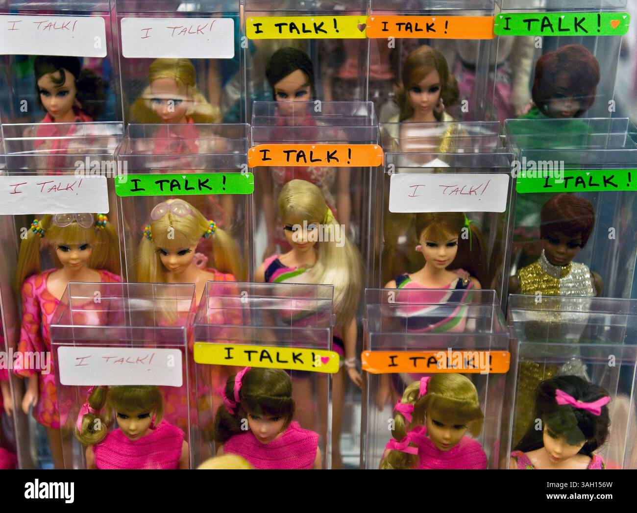 Juli 2009 - Washington, District of Columbia, USA - Barbies zum Verkauf im Verkaufsraum der National Barbie Doll Collectors Convention. Etwa 1.200 Barbie-Fans aus aller Welt trafen sich in der US-Hauptstadt, um das 50. Jubiläum der berühmtesten Puppe der Welt zu feiern und sich an vier Tagen von Barbie inspirierten Veranstaltungen zu erfreuen. Es wird geschätzt, dass in den letzten 50 Jahren mehr als eine Milliarde Barbies verkauft wurden und dass 90 % der amerikanischen Mädchen mindestens eine Barbie-Puppe haben. (Kreditbild: © Brian Cahn/ZUMA Press) Stockfoto