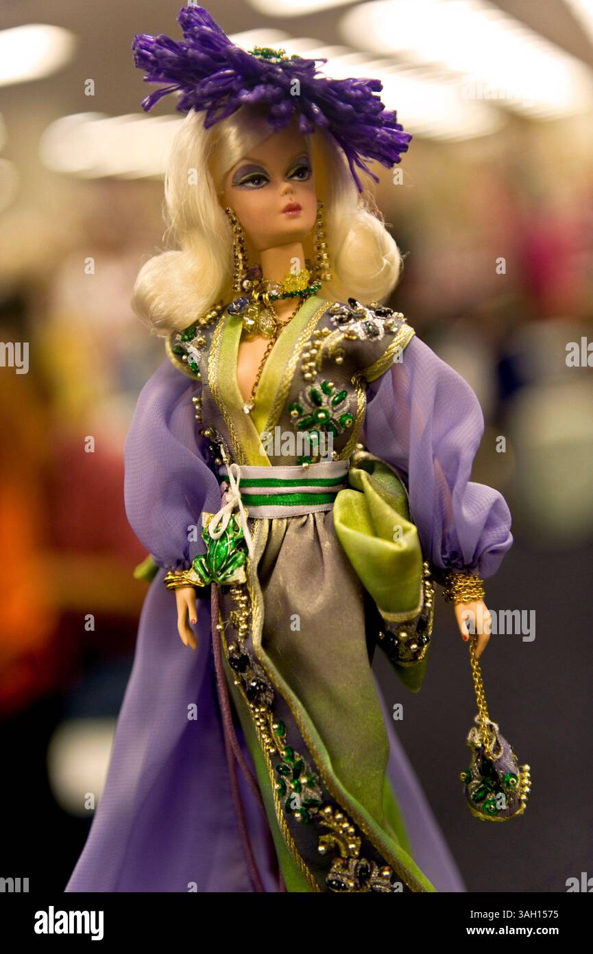 09. Juli 2009 – Washington, District of Columbia, USA – Eine einzigartige Barbie der italienischen Designer Alessandro Gatti und Guiseppe de Bellis auf der National Barbie Doll Collectors Convention. Etwa 1.200 Barbie-Fans aus aller Welt trafen sich in der US-Hauptstadt, um das 50. Jubiläum der berühmtesten Puppe der Welt zu feiern und sich an vier Tagen von Barbie inspirierten Veranstaltungen zu erfreuen. Es wird geschätzt, dass in den letzten 50 Jahren mehr als eine Milliarde Barbies verkauft wurden und dass 90 % der amerikanischen Mädchen mindestens eine Barbie-Puppe haben. (Kreditbild: © Brian Cahn/ZUMA Press) Stockfoto