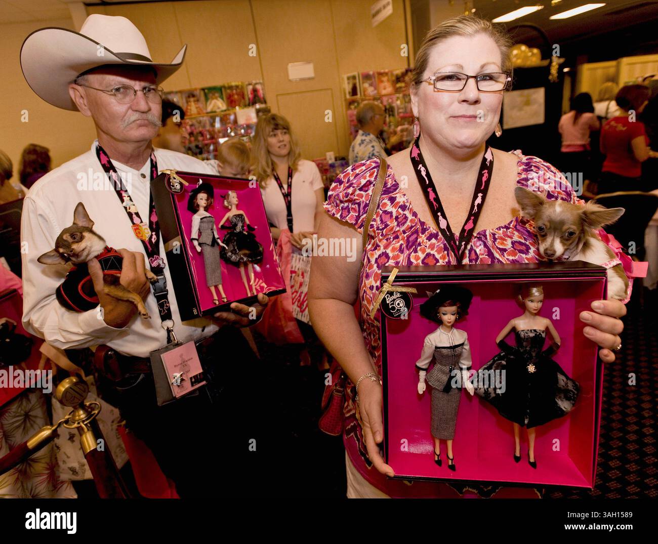 10. Juli 2009 – Washington, District of Columbia, USA – die Kongressteilnehmer BYRON HURSTON und MICHELLE DAWSON warten auf ihren 50-jährigen Jubiläum Barbies, um sie von ihren Designern auf der National Barbie Doll Collectors Convention signieren zu lassen. Etwa 1.200 Barbie-Fans aus aller Welt trafen sich in der US-Hauptstadt, um das 50. Jubiläum der berühmtesten Puppe der Welt zu feiern und sich an vier Tagen von Barbie inspirierten Veranstaltungen zu erfreuen. Es wird geschätzt, dass in den letzten 50 Jahren mehr als eine Milliarde Barbies verkauft wurden und dass 90 % der amerikanischen Mädchen mindestens einen Barb haben Stockfoto