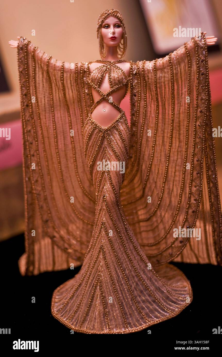 10. Juli 2009 – Washington, District of Columbia, USA – Eine einzigartige „Cleopatra Circa 1934“ Barbie-Puppe des legendären Modedesigners B. Mackie, ausgestellt mit freundlicher Genehmigung des Sammlers J. Hansen auf der National Barbie Doll Collectors Convention. Etwa 1.200 Barbie-Fans aus aller Welt trafen sich in der US-Hauptstadt, um das 50. Jubiläum der berühmtesten Puppe der Welt zu feiern und sich an vier Tagen von Barbie inspirierten Veranstaltungen zu erfreuen. Es wird geschätzt, dass in den letzten 50 Jahren mehr als eine Milliarde Barbies verkauft wurden und dass 90 % der amerikanischen Mädchen mindestens eine Barbie-Puppe haben. (C Stockfoto