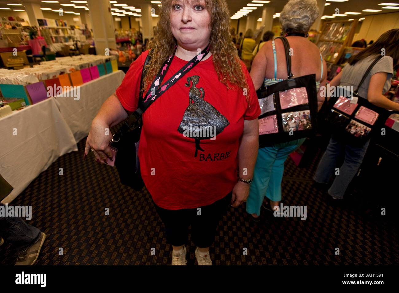 10. Juli 2009 – Washington, District of Columbia, USA – Eine Kongressteilnehmerin zeigt ihr Barbie-T-Shirt auf der National Barbie Doll Collectors Convention. Etwa 1.200 Barbie-Fans aus aller Welt trafen sich in der US-Hauptstadt, um das 50. Jubiläum der berühmtesten Puppe der Welt zu feiern und sich an vier Tagen von Barbie inspirierten Veranstaltungen zu erfreuen. Es wird geschätzt, dass in den letzten 50 Jahren mehr als eine Milliarde Barbies verkauft wurden und dass 90 % der amerikanischen Mädchen mindestens eine Barbie-Puppe haben. (Kreditbild: © Brian Cahn/ZUMA Press) Stockfoto