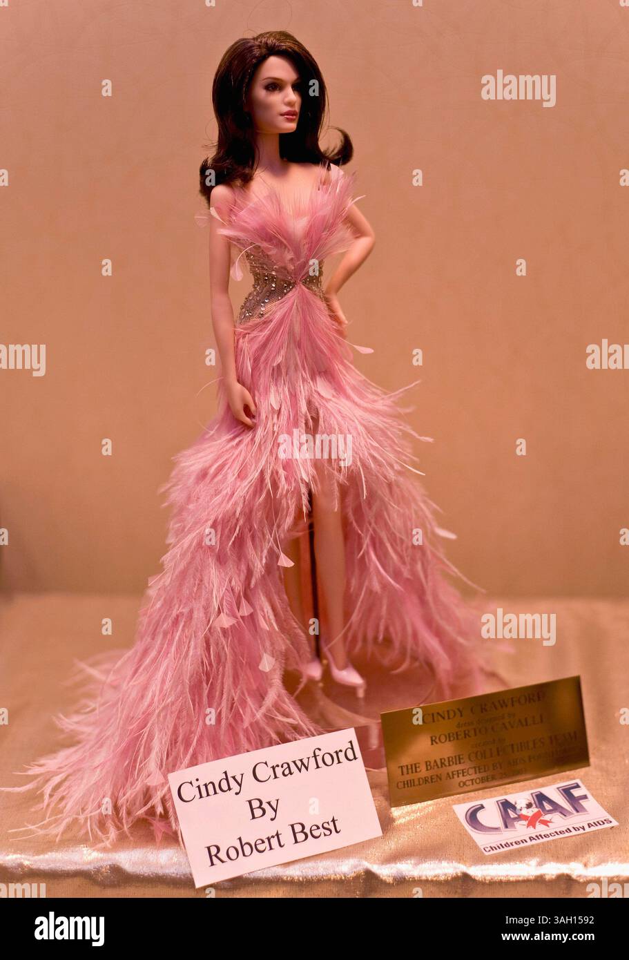 10. Juli 2009 – Washington, District of Columbia, USA – Eine einzigartige C. Crawford Barbie-Puppe, die vom berühmten Barbie-Designer R. Best entworfen wurde und mit freundlicher Genehmigung des Sammlers J. Hansen auf der National Barbie Doll Collectors Convention ausgestellt wurde. Etwa 1.200 Barbie-Fans aus aller Welt trafen sich in der US-Hauptstadt, um das 50. Jubiläum der berühmtesten Puppe der Welt zu feiern und sich an vier Tagen von Barbie inspirierten Veranstaltungen zu erfreuen. Es wird geschätzt, dass in den letzten 50 Jahren mehr als eine Milliarde Barbies verkauft wurden und dass 90 % der amerikanischen Mädchen mindestens eine Barbie-Puppe haben. (Kredit Ima Stockfoto