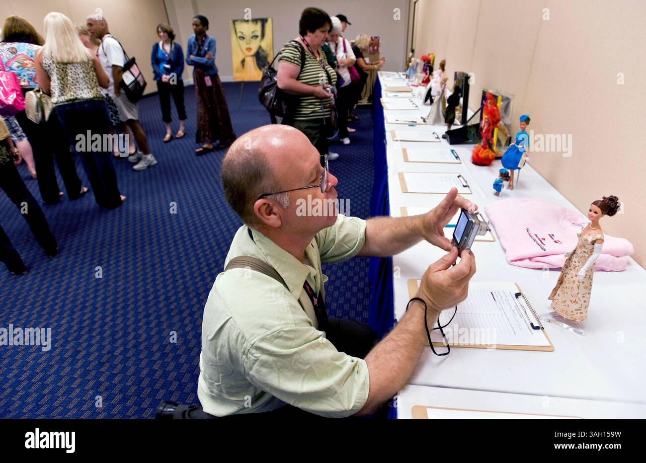 09. Juli 2009 - Washington, District of Columbia, USA - der stille Auktionsraum der National Barbie Doll Collectors Convention. Etwa 1.200 Barbie-Fans aus aller Welt trafen sich in der US-Hauptstadt, um das 50. Jubiläum der berühmtesten Puppe der Welt zu feiern und sich an vier Tagen von Barbie inspirierten Veranstaltungen zu erfreuen. Es wird geschätzt, dass in den letzten 50 Jahren mehr als eine Milliarde Barbies verkauft wurden und dass 90 % der amerikanischen Mädchen mindestens eine Barbie-Puppe haben. (Kreditbild: © Brian Cahn/ZUMA Press) Stockfoto