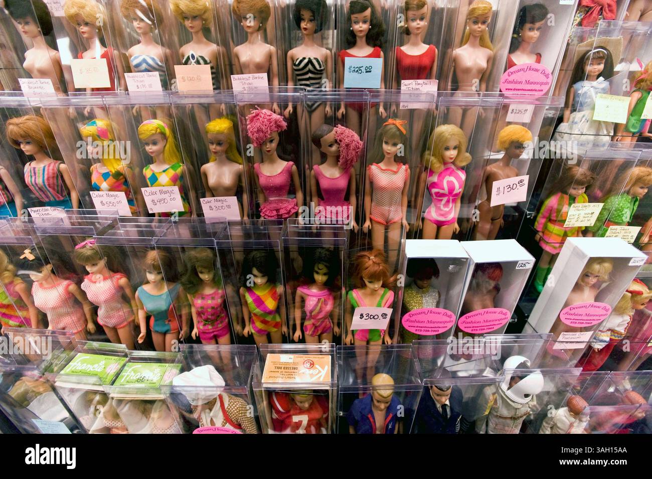 09. Juli 2009 – Washington, District of Columbia, USA – Barbie und ihre Freunde zum Verkauf auf der National Barbie Doll Collectors Convention. Etwa 1.200 Barbie-Fans aus aller Welt trafen sich in der US-Hauptstadt, um das 50. Jubiläum der berühmtesten Puppe der Welt zu feiern und sich an vier Tagen von Barbie inspirierten Veranstaltungen zu erfreuen. Es wird geschätzt, dass in den letzten 50 Jahren mehr als eine Milliarde Barbies verkauft wurden und dass 90 % der amerikanischen Mädchen mindestens eine Barbie-Puppe haben. (Kreditbild: © Brian Cahn/ZUMA Press) Stockfoto