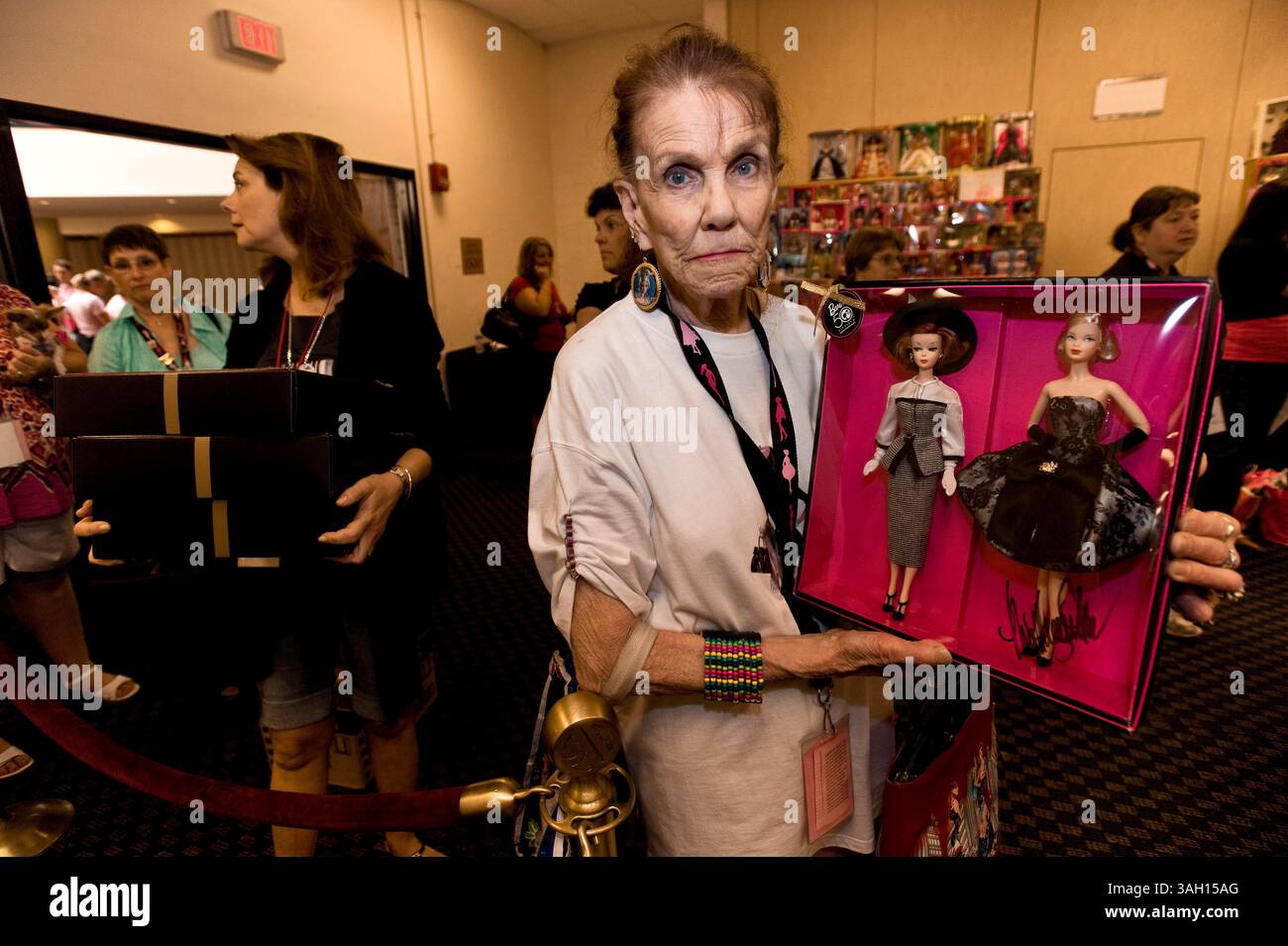 10. Juli 2009 – Washington, District of Columbia, USA – ANN DRAKE wartet mit ihrem 50-jährigen Jubiläum Barbies darauf, sie von ihren Designern auf der National Barbie Doll Collectors Convention signieren zu lassen. Etwa 1.200 Barbie-Fans aus aller Welt trafen sich in der US-Hauptstadt, um das 50. Jubiläum der berühmtesten Puppe der Welt zu feiern und sich an vier Tagen von Barbie inspirierten Veranstaltungen zu erfreuen. Es wird geschätzt, dass in den letzten 50 Jahren mehr als eine Milliarde Barbies verkauft wurden und dass 90 % der amerikanischen Mädchen mindestens eine Barbie-Puppe haben. (Kreditbild: © Brian Cahn/ZUMA PR Stockfoto
