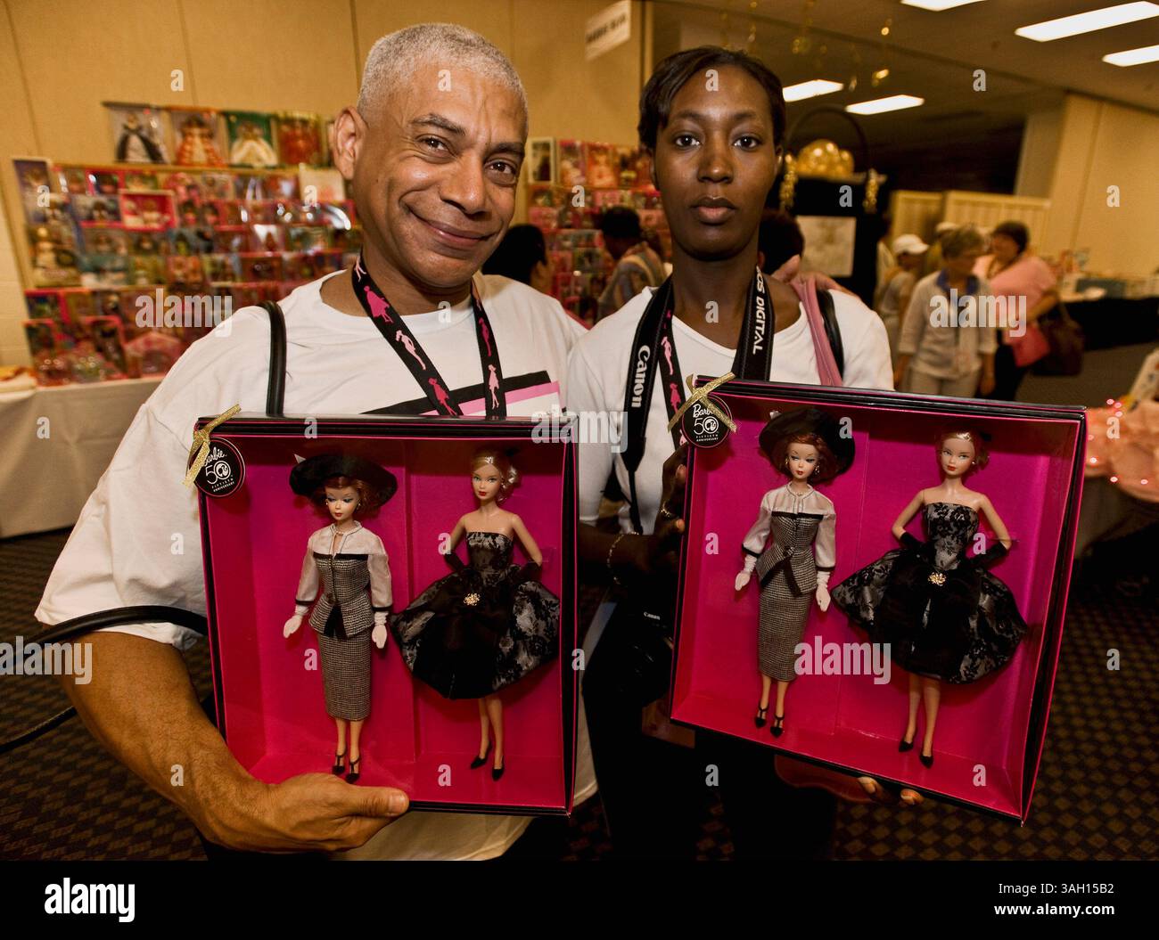 Juli 2009 - Washington, District of Columbia, USA - JEFFOREY BEST und DEBORAH CARTER mit ihren Barbies zum 50. Geburtstag auf der National Barbie Doll Collectors Convention. Etwa 1.200 Barbie-Fans aus aller Welt trafen sich in der US-Hauptstadt, um das 50. Jubiläum der berühmtesten Puppe der Welt zu feiern und sich an vier Tagen von Barbie inspirierten Veranstaltungen zu erfreuen. Es wird geschätzt, dass in den letzten 50 Jahren mehr als eine Milliarde Barbies verkauft wurden und dass 90 % der amerikanischen Mädchen mindestens eine Barbie-Puppe haben. (Kreditbild: © Brian Cahn/ZUMA Press) Stockfoto