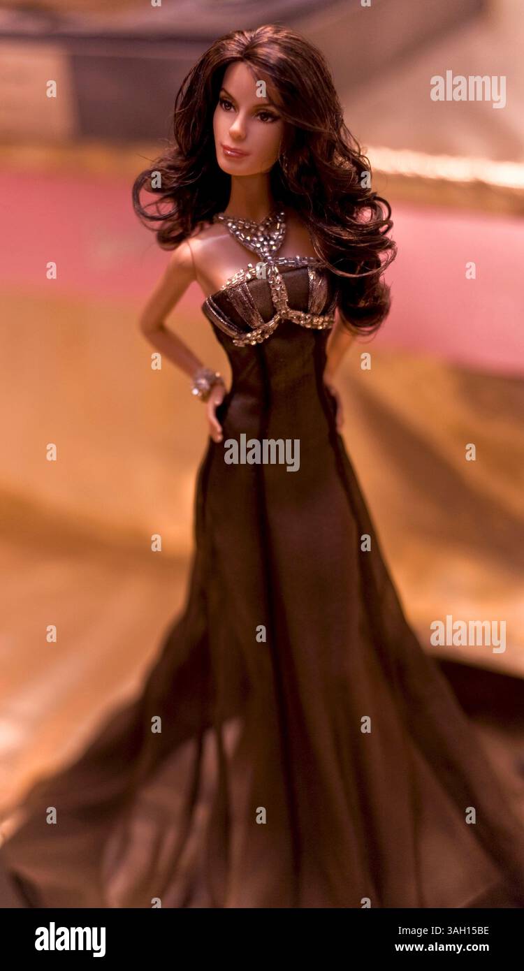10. Juli 2009 - Washington, District of Columbia, USA - Eine einzigartige T. Hatcher Barbie-Puppe, entworfen von S. Olmos und S. Zuckerman, Kleid von B. Mischka, ausgestellt mit freundlicher Genehmigung von Barbie Sammler J. Hansen auf der National Barbie Doll Collectors Convention. Etwa 1.200 Barbie-Fans aus aller Welt trafen sich in der US-Hauptstadt, um das 50. Jubiläum der berühmtesten Puppe der Welt zu feiern und sich an vier Tagen von Barbie inspirierten Veranstaltungen zu erfreuen. Es wird geschätzt, dass in den letzten 50 Jahren mehr als eine Milliarde Barbies verkauft wurden, und dass mindestens 90 % der amerikanischen Mädchen das getan haben Stockfoto